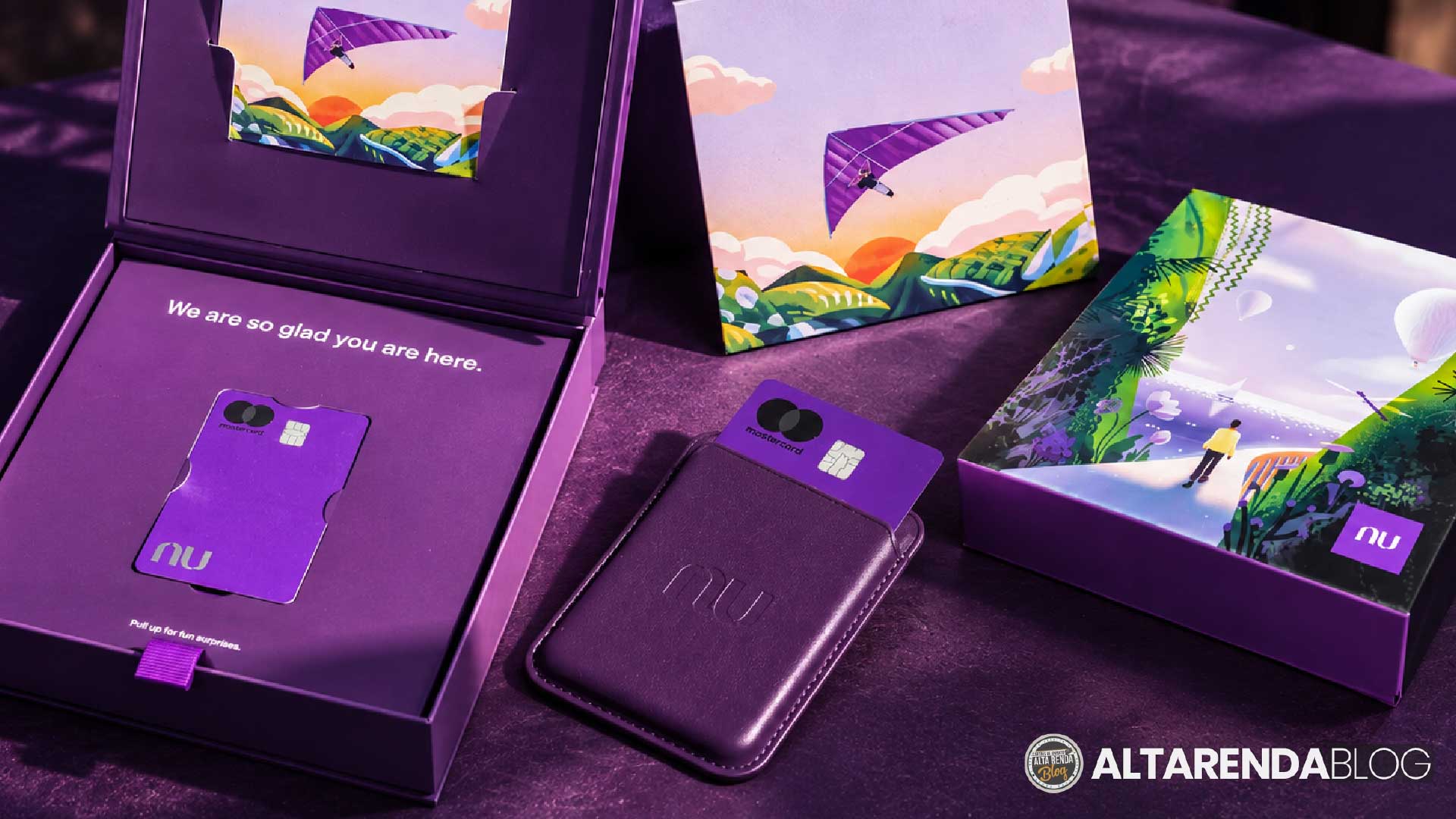 O Nubank desembarcou oficialmente nos Estados Unidos e está mexendo com o jeito de movimentar dinheiro entre países. O banco digital começou a operar em 10 de setembro de 2026, e os primeiros clientes americanos já estão recebendo o novo cartão Mastercard World Elite na icônica embalagem roxa, recheado de benefícios premium.

A linha de produtos foi feita para machucar os bancões. A Nu Account rende 3,5% ao ano sobre o saldo, podendo chegar a 4,5% quando o cliente bate metas de poupança, sem tarifa de manutenção e com cartão de débito de metal. O cartão de crédito não tem anuidade e entrega cashback ilimitado de 1,5%, enquanto o Nu Global transfere dinheiro para mais de 35 países sem cobrar taxa. Para quem manda dinheiro para casa ou recebe em dólar, isso é dinheiro que fica no bolso em vez de virar tarifa e spread.

Cartões premium nos Estados Unidos costumam cobrar entre 95 e mais de 500 dólares por ano para oferecer recompensas parecidas. O Nubank entrega o mesmo patamar de benefício de graça, um movimento agressivo que pressiona os gigantes do setor. Se você vive entre dois países ou envia dinheiro para fora, esse é o momento de repensar quem é o seu banco.