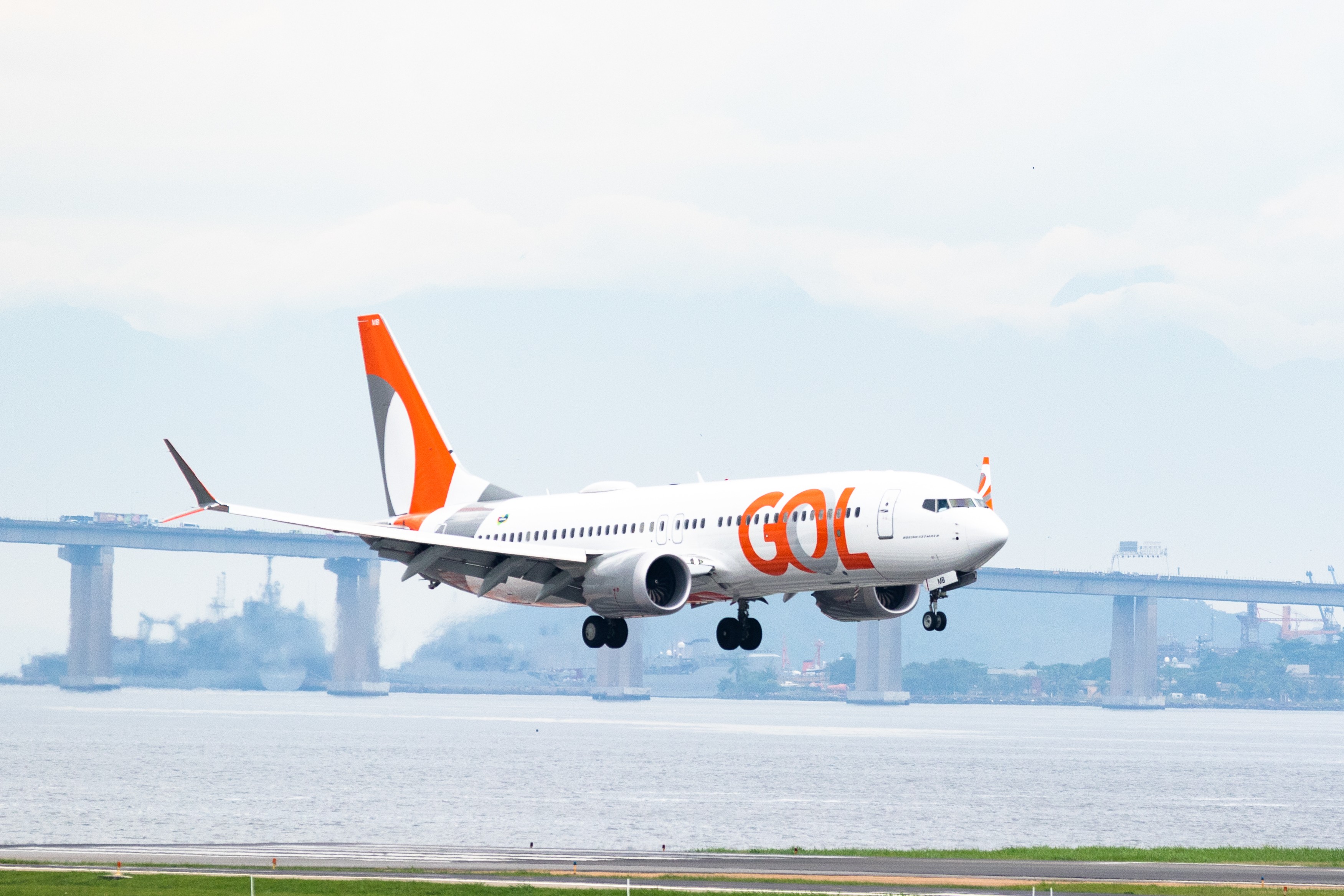 A Gol está cortando voos depois que o preço do querosene de aviação dobrou, um custo que hoje consome cerca de 40% do orçamento operacional da companhia. As suspensões só entram em vigor em fevereiro de 2027, mas a incerteza já deixa passageiros em alerta pelo Brasil.

A empresa afirma que o planejamento de rotas é um processo contínuo e sem priorização regional, mas ainda não confirmou quais destinos serão cortados. Quem comprou direto com a Gol pode pedir remarcação, crédito ou reembolso; quem usou milhas resolve com a Smiles, e quem comprou em agência deve procurar a agência.

Mais uma vez, o aperto movido a lucro sobra para quem só quer chegar ao destino. As companhias repassam a conta ao passageiro enquanto a diretoria fica com o ganho.
