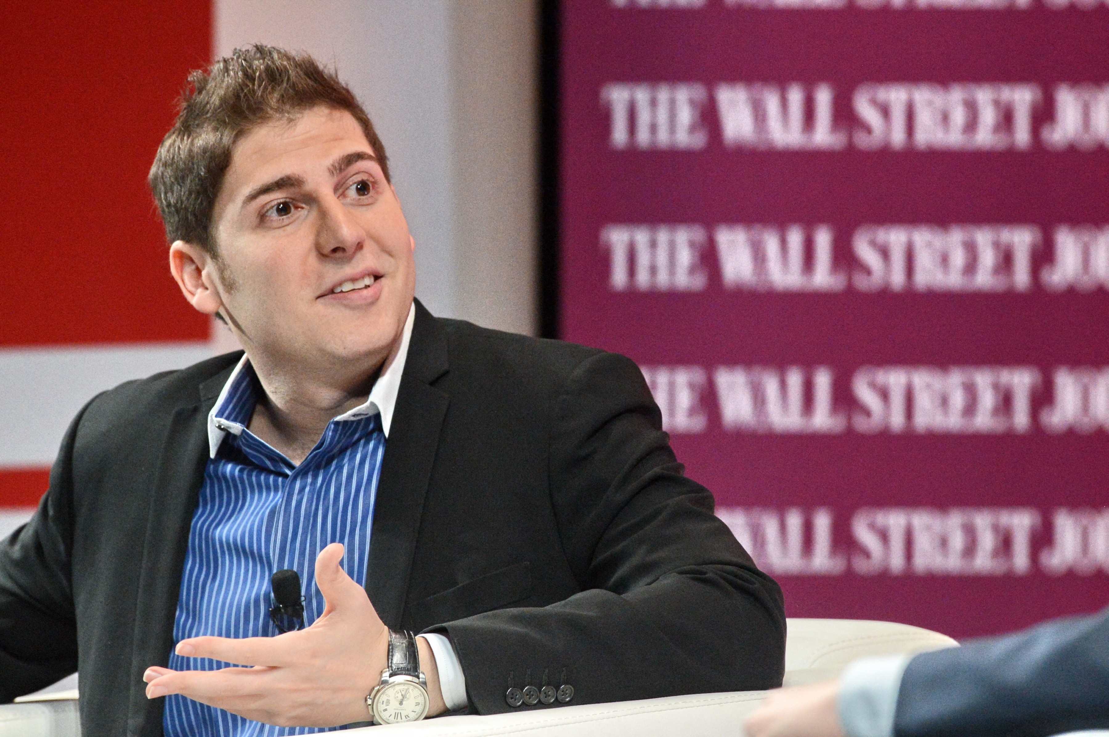 A Forbes divulgou o ranking dos maiores bilionários do Brasil em 2026, e Eduardo Saverin, cofundador do Facebook, aparece no topo com uma fortuna estimada em R$ 162,9 bilhões. Morando em Singapura, Saverin segue como acionista minoritário da Meta e também investe em venture capital.

A lista traz nomes conhecidos das finanças e da indústria: Vicky Safra e família aparecem em segundo lugar, com R$ 130,6 bilhões; Jorge Paulo Lemann é o terceiro, com R$ 103,5 bilhões; e André Esteves, do BTG Pactual, aparece em quarto, com R$ 66,1 bilhões. No total, 255 brasileiros têm patrimônio acima de R$ 1 bilhão, somando R$ 1,86 trilhão.
