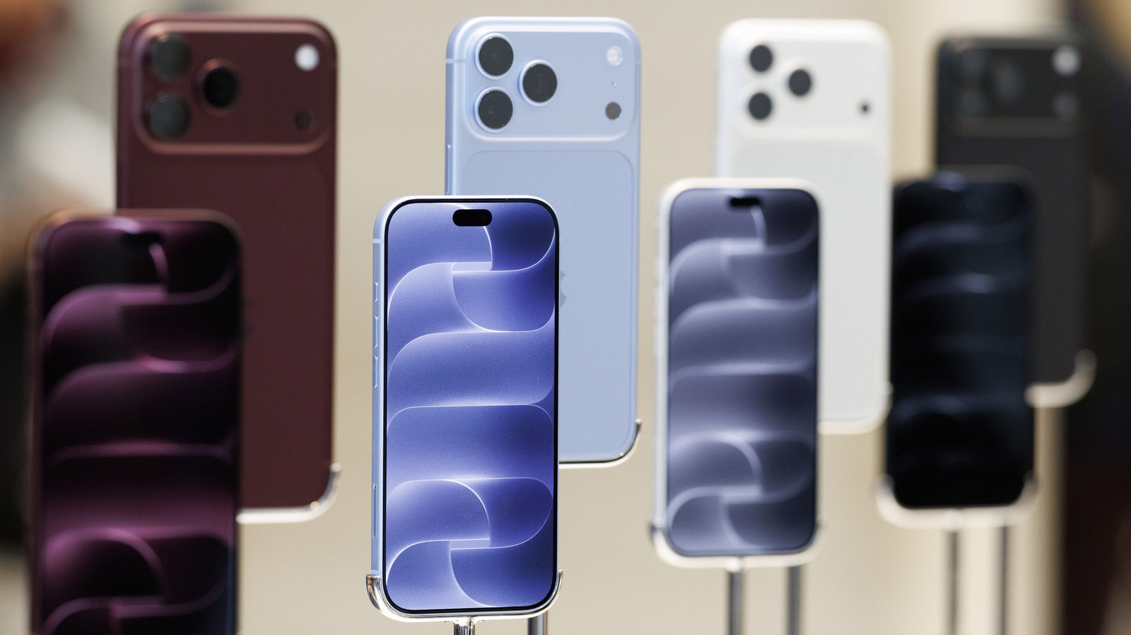 A Apple finalmente reconheceu um bug de rede que está cortando o serviço celular de alguns usuários do iPhone 18 Pro Max na AT&T. O problema pode deixar o aparelho preso no modo SOS, bloqueando chamadas, mensagens e dados móveis.

A atualização iOS 27.0.1 e uma nova configuração de operadora já estão sendo liberadas para evitar o problema, mas quem já perdeu o sinal vai precisar substituir o aparelho. Se você usa iPhone 18 Pro Max na AT&T, atualize imediatamente e verifique as configurações da operadora.

Segundo a Apple, apenas um pequeno número de usuários foi afetado, mas a dor de cabeça é enorme para quem ficou sem conexão. Se o seu celular já perdeu o sinal, entre em contato com o suporte da Apple ou com a AT&T.