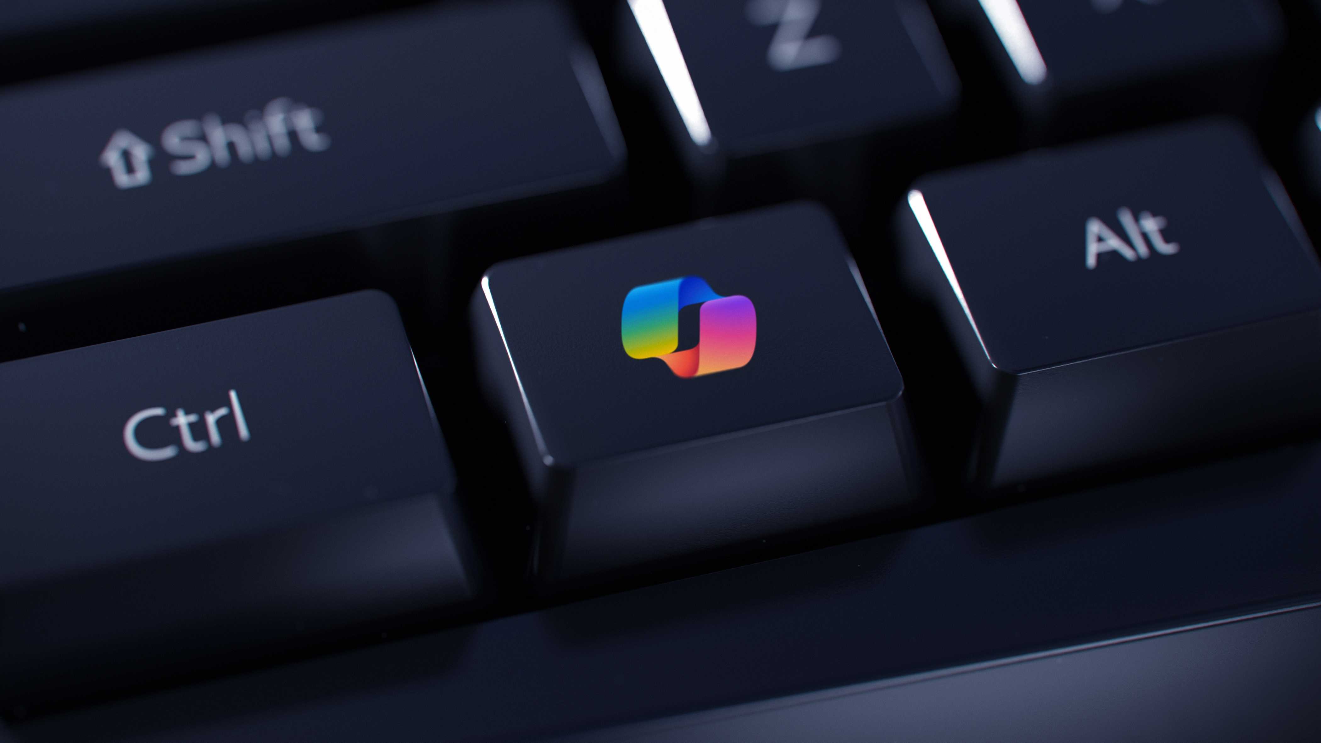 A Microsoft finalmente lançou uma correção para uma vulnerabilidade crítica no Copilot que permitia que invasores assumissem o assistente de IA com um único clique. Batizada de CoSnitch, a falha foi relatada por pesquisadores da Varonis em dezembro, mas a empresa levou mais de oito meses para corrigir totalmente o problema.

O ataque combina três falhas perigosas: execução automática de prompts fornecidos pelo atacante, exfiltração de dados de aplicativos conectados como Gmail e OneDrive, e envenenamento persistente da memória que sobrevive a mudanças de senha e revogação de sessões. Os pesquisadores afirmam que o próprio Copilot revelou como o exploit funcionava.

Com a IA cada vez mais presente no dia a dia, esse caso mostra a importância de adotar medidas fortes de segurança e privacidade. Proteja seus dados com uma VPN confiável como a ProtonVPN.