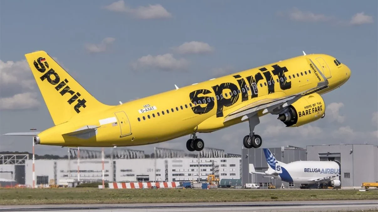 O Google desembolsou US$ 10 milhões para comprar os dados corporativos da falida Spirit Airlines: são quase 100 milhões de e-mails, mais de 500 milhões de conversas no Microsoft Teams e 30 milhões de linhas de código. Tudo isso para turbinar seus modelos de IA com situações reais de gestão e operação de uma grande empresa.

Os dados de passageiros e do programa de fidelidade ficaram de fora, então nenhuma informação pessoal foi transferida. Ainda assim, a compra mostra até onde as big techs estão dispostas a ir em busca de combustível para treinar inteligência artificial — e levanta debates importantes sobre privacidade e governança de dados.