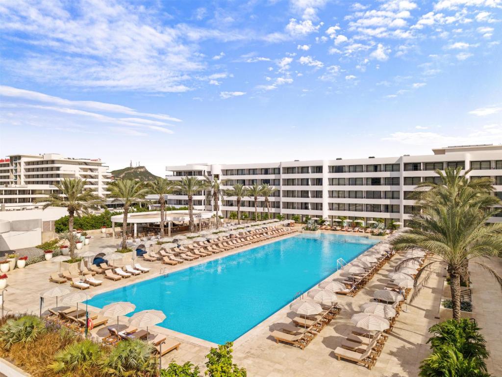 Quer conhecer um resort 5 estrelas all inclusive em Curaçao sem pagar o preço cheio? Dá para aproveitar a promoção de compra de pontos Hilton Honors com 100% de bônus e garantir até 45% de desconto na hospedagem.

Na simulação, o The Rif at Mangrove Beach Corendon Curaçao All-Inclusive, Curio by Hilton, aparece por 100 mil pontos por diária. Com o bônus, o custo cai para US$ 5 por mil pontos, e quem tem status Silver ou superior ainda leva a quinta noite grátis. A campanha vai até 25 de setembro.

Se quiser turbinar a economia, usar contas globais como Nomad (código TWUSX2GB7T) ou Wise ajuda a reduzir o impacto do IOF e do spread na compra de pontos.