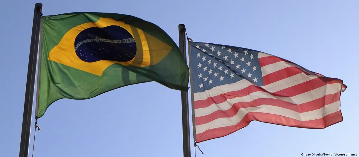 A China pediu formalmente para entrar na disputa do Brasil contra o tarifaço dos EUA na OMC, alegando que as medidas americanas também atingem produtos chineses. O movimento reforça a frente multilateral contra as tarifas unilaterais de Trump e dá novo peso ao caso.

O Brasil acionou a OMC após os EUA imporem sobretaxas de 25% e 12,5% sobre produtos brasileiros. Com a China ao lado nas consultas, a resistência ao tarifaço ganha dimensão global — e mostra que o mundo quer comércio justo, não intimidação econômica.