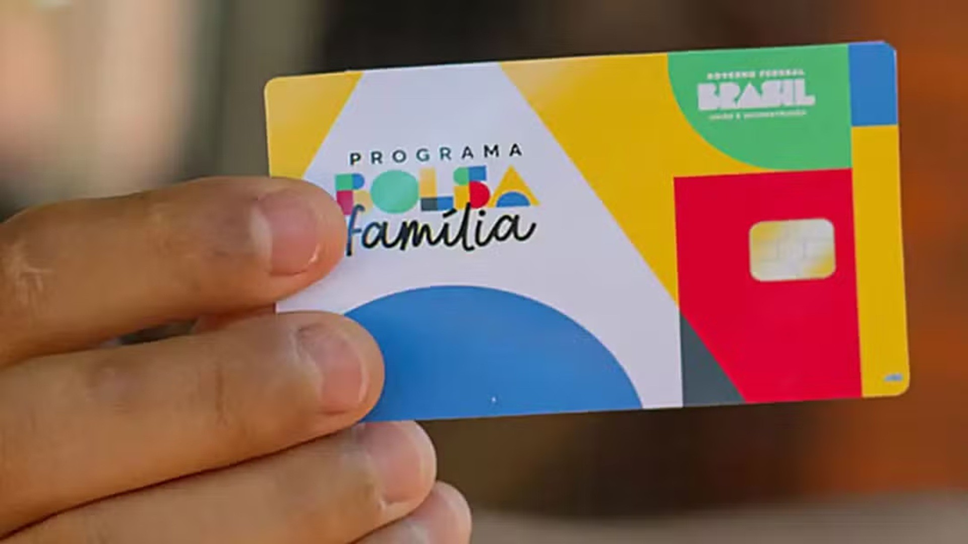 A coordenadora da campanha de Flávio Bolsonaro confirmou a intenção de impor uma regra de transição de dois anos ao Bolsa Família, empurrando beneficiários para empregos formais ou negócios próprios e ameaçando um retorno automático se der errado. A proposta surge a 17 dias do segundo turno, com o candidato da extrema direita tentando repaginar um programa que tirou milhões da fome.

Enquanto isso, o governo Lula reajustou o piso do benefício de R$ 600 para R$ 691 e atende 19,3 milhões de famílias. O contraste é evidente: um lado trata a proteção social como muleta temporária, o outro como base para a dignidade. O Bolsa Família não é armadilha — é o que mantém crianças alimentadas e famílias de pé.