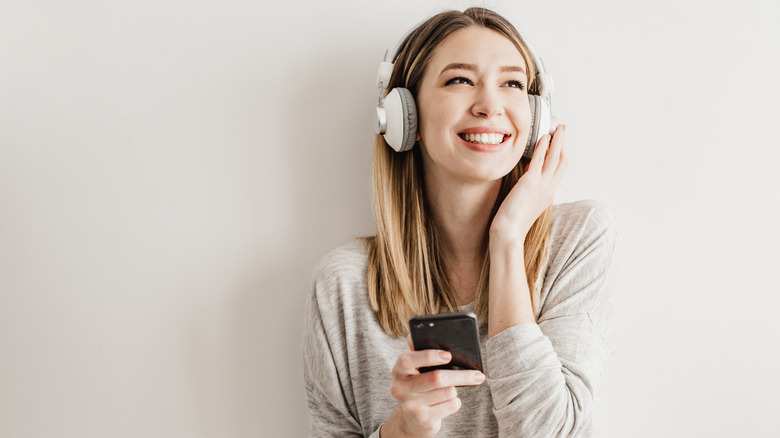 O áudio Bluetooth pode ser confuso, mas os codecs são a chave para obter o melhor som dos seus fones de ouvido ou caixas de som. Este guia explica tudo o que você precisa saber sobre taxa de bits, profundidade de bits, taxa de amostragem e os codecs mais comuns, como AAC, aptX, LDAC e LC3.

De SBC a aptX Lossless, comparamos o desempenho máximo e explicamos por que o melhor codec depende do seu dispositivo e dos seus hábitos de audição. Aprenda a alternar codecs no Android e aproveite ao máximo seu áudio sem fio.