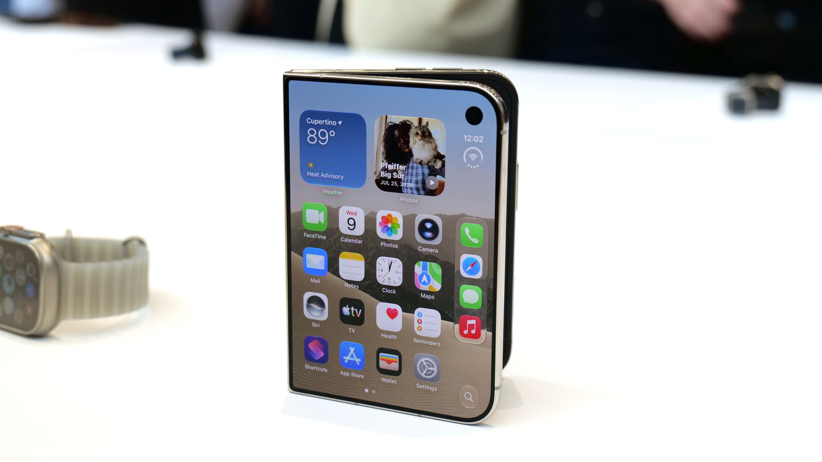 A Apple acaba de abrir as pré-vendas do iPhone Duo, seu primeiro dobrável e, segundo muitos, o aparelho mais empolgante da empresa em uma década. Com tela externa de 5,4 polegadas e um painel OLED fosco de 7,6 polegadas praticamente sem emendas quando aberto, ele vira basicamente um iPad de bolso para mídia e multitarefa.

O porém é salgado: preço de US$ 2.000, sem FaceID e com câmera principal mais simples que a dos novos iPhone 18 Pro. A oferta deve ser limitada e a procura altíssima, então garantir a pré-venda hoje é a jogada certa antes do lançamento em 23 de outubro.

Celulares dobráveis sempre chamam atenção, e a entrada tardia porém refinada da Apple promete dominar as conversas. Se você quer ser um dos primeiros, a página de pedidos abre às 8h no horário do leste americano.