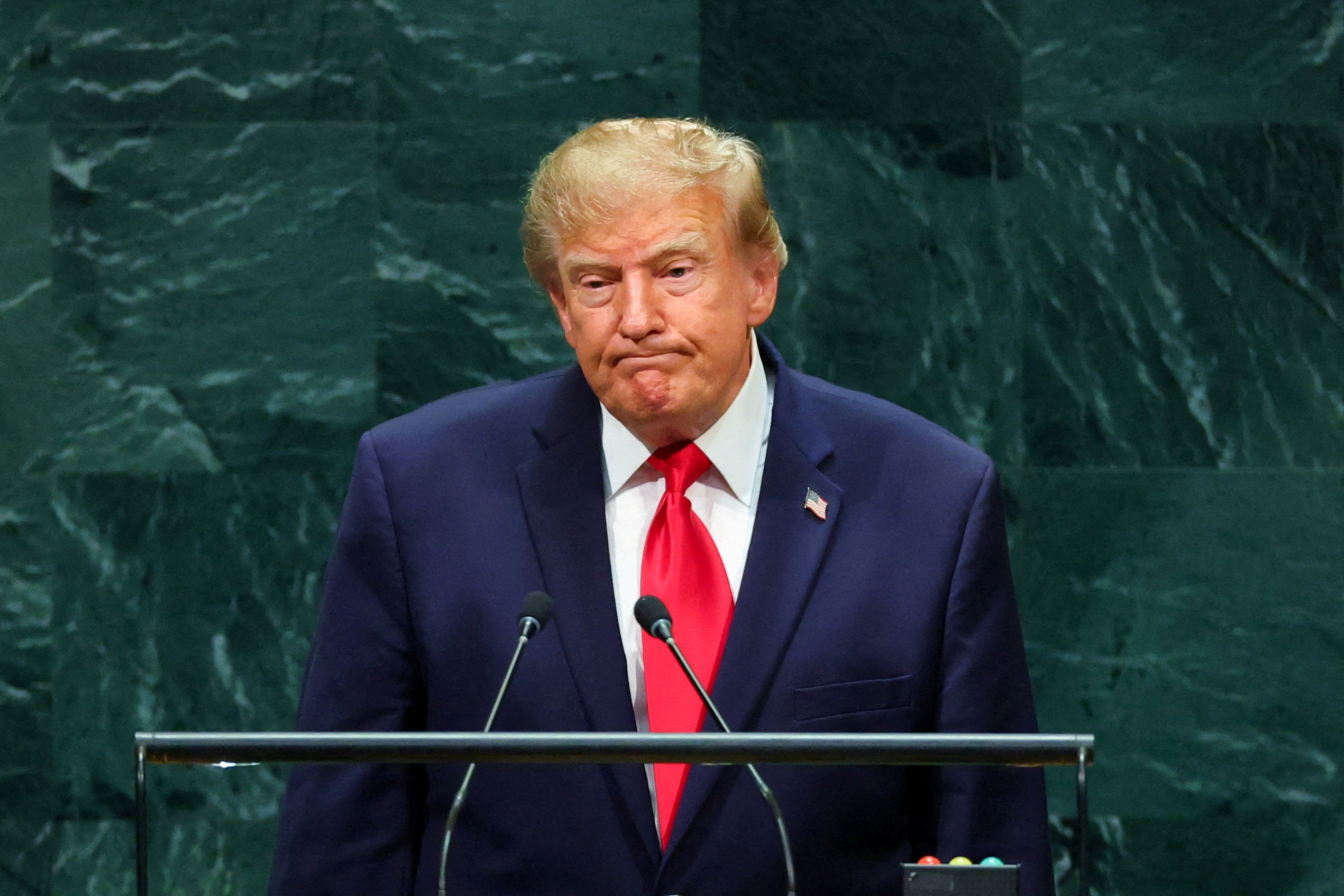 Donald Trump está escalando seu manual autoritário e agora ameaça chamar de 'inimigo' quem usar o termo 'inteligência artificial' em vez de 'superinteligência'. A declaração, feita no Truth Social, vem depois de um decreto da Casa Branca que empurra a nova nomenclatura para órgãos federais.

A jogada tem menos a ver com precisão e mais com controle. Ao policiar a linguagem sobre IA, Trump e seus aliados tentam vender uma agenda tecnológica enquanto os americanos se preocupam com data centers, segurança e poder corporativo. Críticos veem uma tentativa perigosa de calar o debate e renomear tudo conforme seus interesses.

A Big Tech já está se alinhando: a Meta usou o termo internamente, e Elon Musk repete 'superinteligência' no X. Mas nenhum rebranding esconde o que está em jogo: quem lucra com a IA, quem fica para trás e quem é tratado como inimigo por fazer perguntas.