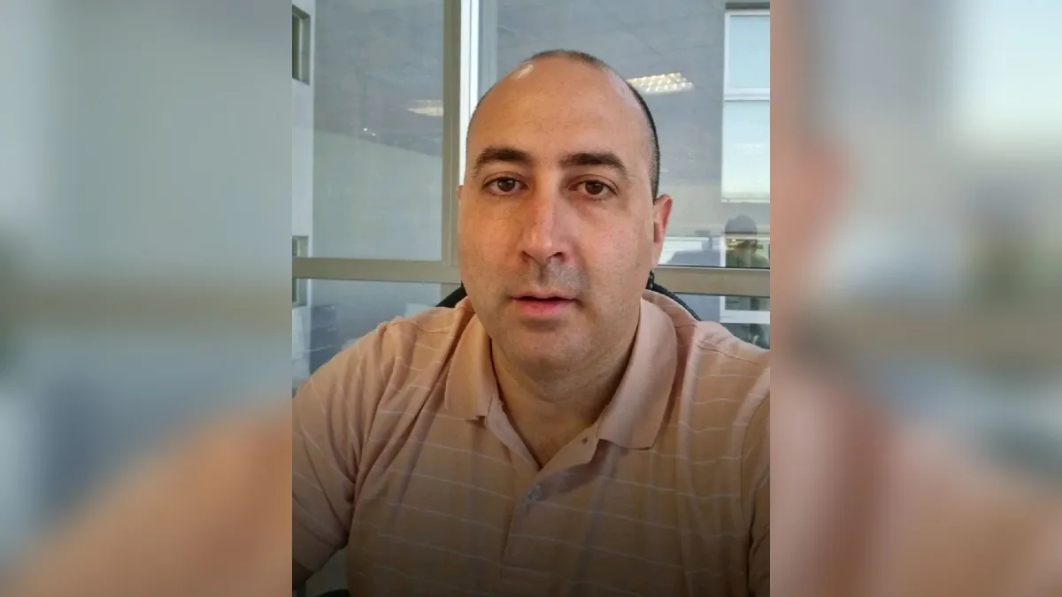 Um tribunal boliviano decretou a prisão preventiva de 180 dias para Fernando Cerimedo, o estrategista argentino de extrema direita acusado de ser o mandante de uma tentativa de feminicídio contra a ex-companheira, a advogada e analista política Nadia Beller. Grávida, ela foi baleada em um hotel em Santa Cruz e sobreviveu.

Imagens e perícias no celular do acusado indicam que Cerimedo trocava mensagens no momento exato do ataque, inclusive com um contato que pergunta se devem procurá-la e depois relata os disparos. A investigação também apura o uso de estrutura de inteligência estatal e um caso paralelo de enriquecimento ilícito.

A decisão é um golpe contra uma das figuras mais influentes da ultradireita latino-americana, que coordenou a estratégia digital de Javier Milei e mantinha articulações com aliados de Bolsonaro. A Justiça mostra que a impunidade não é garantida.