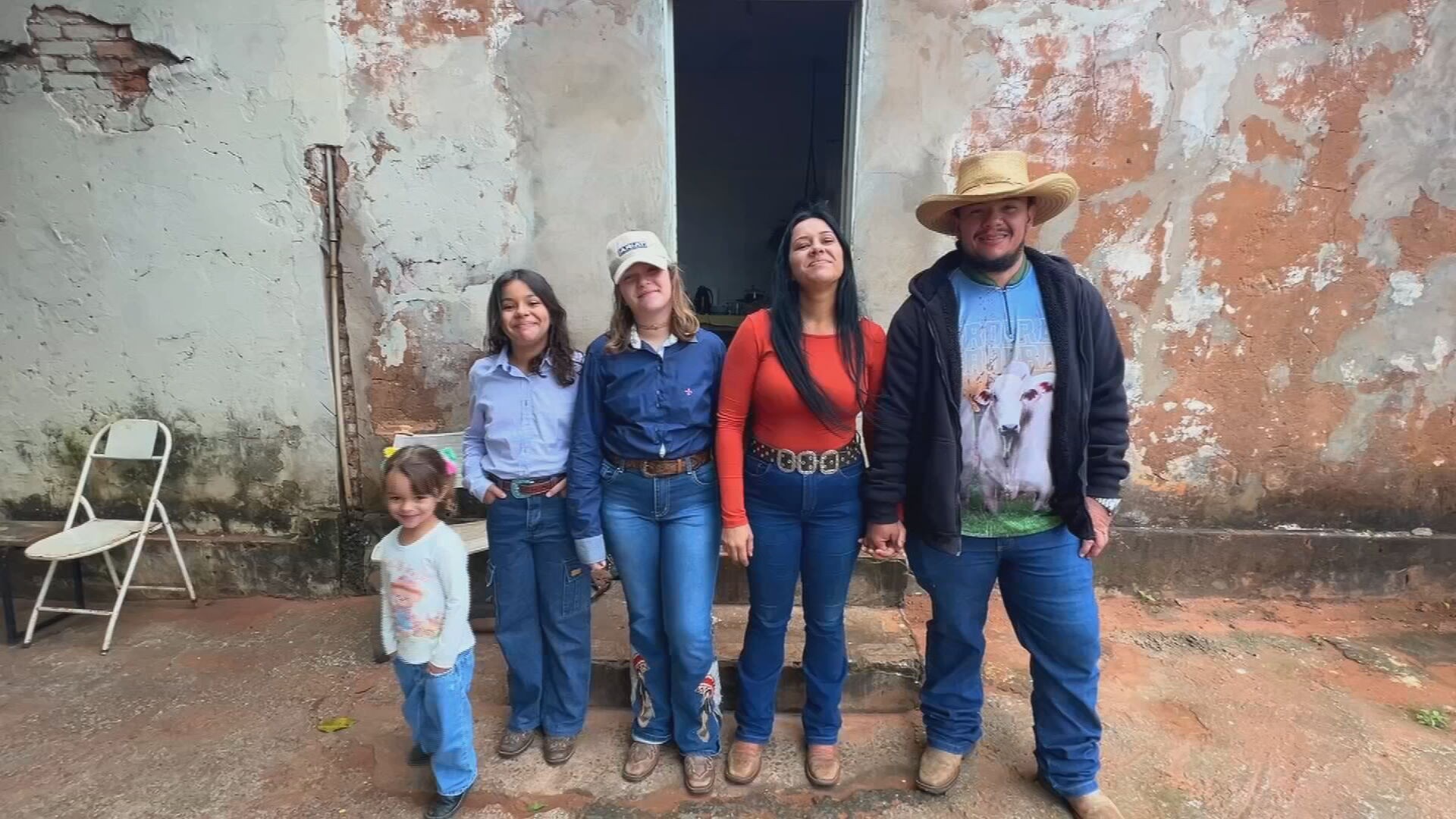 Enquanto muitas crianças passam horas presas às telas, uma família de Tupã, no interior de São Paulo, mostra que a vida no campo pode ser muito mais empolgante. Crianças da casa trocaram a distração digital por atividades práticas em hortas e cavalos, e transformaram esse aprendizado em renda de verdade.

De acessórios artesanais inspirados no universo rural a produtos cultivados e vendidos em lojas da região, esses jovens empreendedores provam que natureza, responsabilidade e criatividade podem caminhar juntas. A história é um contraponto fresco ao rolo infinito das redes e um lembrete do poder do campo.