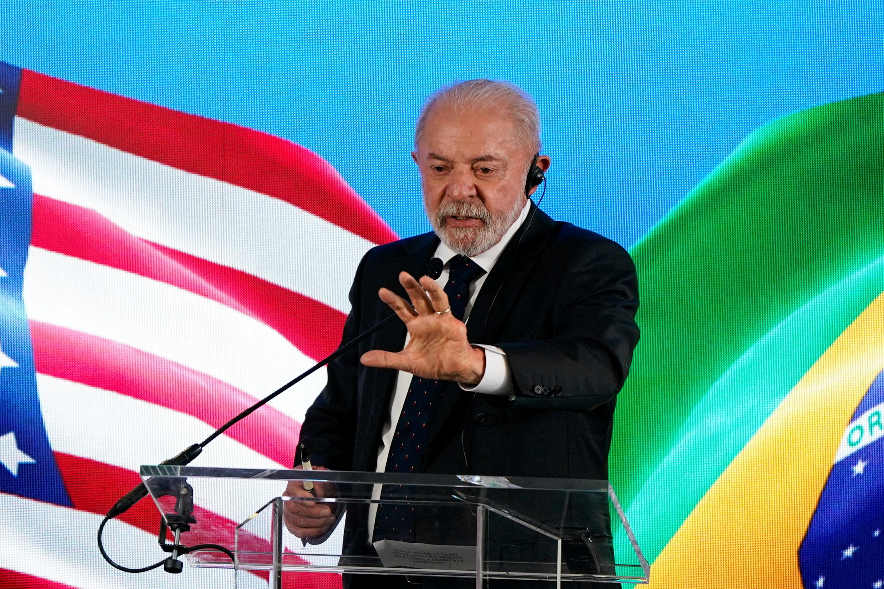 O Brasil não vai recuar. O governo Lula deu oficialmente o pontapé inicial no processo de reciprocidade econômica contra os Estados Unidos, respondendo às tarifas injustificadas da Seção 301 com um contragolpe jurídico e diplomático ousado.

É uma posição histórica contra a agressão comercial arbitrária. O governo brasileiro não está apenas defendendo a soberania nacional, mas também se recusando a se curvar à pressão imperialista. Com a Lei da Reciprocidade em mãos, o Brasil está pronto para responder na mesma moeda, mantendo o diálogo aberto.

O mundo está de olho: o Brasil escolhe o diálogo, mas com dentes. Chega de submissão a práticas comerciais desleais. Esse é um confronto que pode remodelar a dinâmica do comércio global.