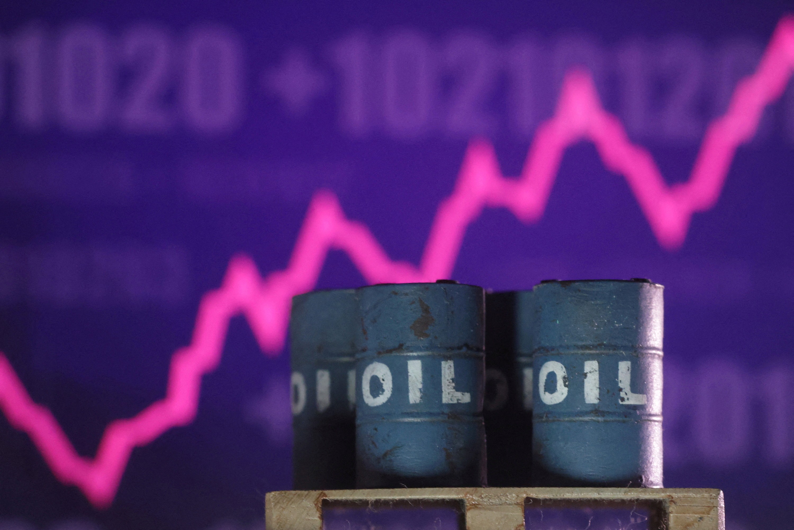 Os preços do petróleo explodiram nesta sexta-feira. O Brent fechou a US$ 109,86 o barril, alta de 3,7%, o maior valor desde 19 de maio. O WTI subiu 3,5%, para US$ 101,41, no maior patamar desde 17 de setembro. Na semana, o Brent acumula alta de 4,9% e o WTI, 10,4%.

O gatilho é uma combinação perigosa de guerra, instabilidade e pânico de oferta. Cresceu o temor de uma escalada no Oriente Médio após relatos de que o Irã poderia preparar um ataque preventivo, enquanto uma coalizão liderada pela Arábia Saudita disse ter interceptado um míssil balístico contra o porto de Yanbu. A Ucrânia também atingiu uma refinaria russa depois que Kiev encerrou uma trégua de energia intermediada pelos EUA, aumentando as dúvidas sobre a oferta de diesel e combustíveis da Rússia.

Como resposta, a Agência Internacional de Energia concordou em liberar mais de 20 milhões de barris de combustíveis, e os EUA abriram chamada para troca de até 17 milhões de barris da Reserva Estratégica de Petróleo. Mas o pano de fundo segue o mesmo: a dependência dos combustíveis fósseis entrega poder a guerras, impérios e regimes autoritários enquanto a população paga a conta no posto.