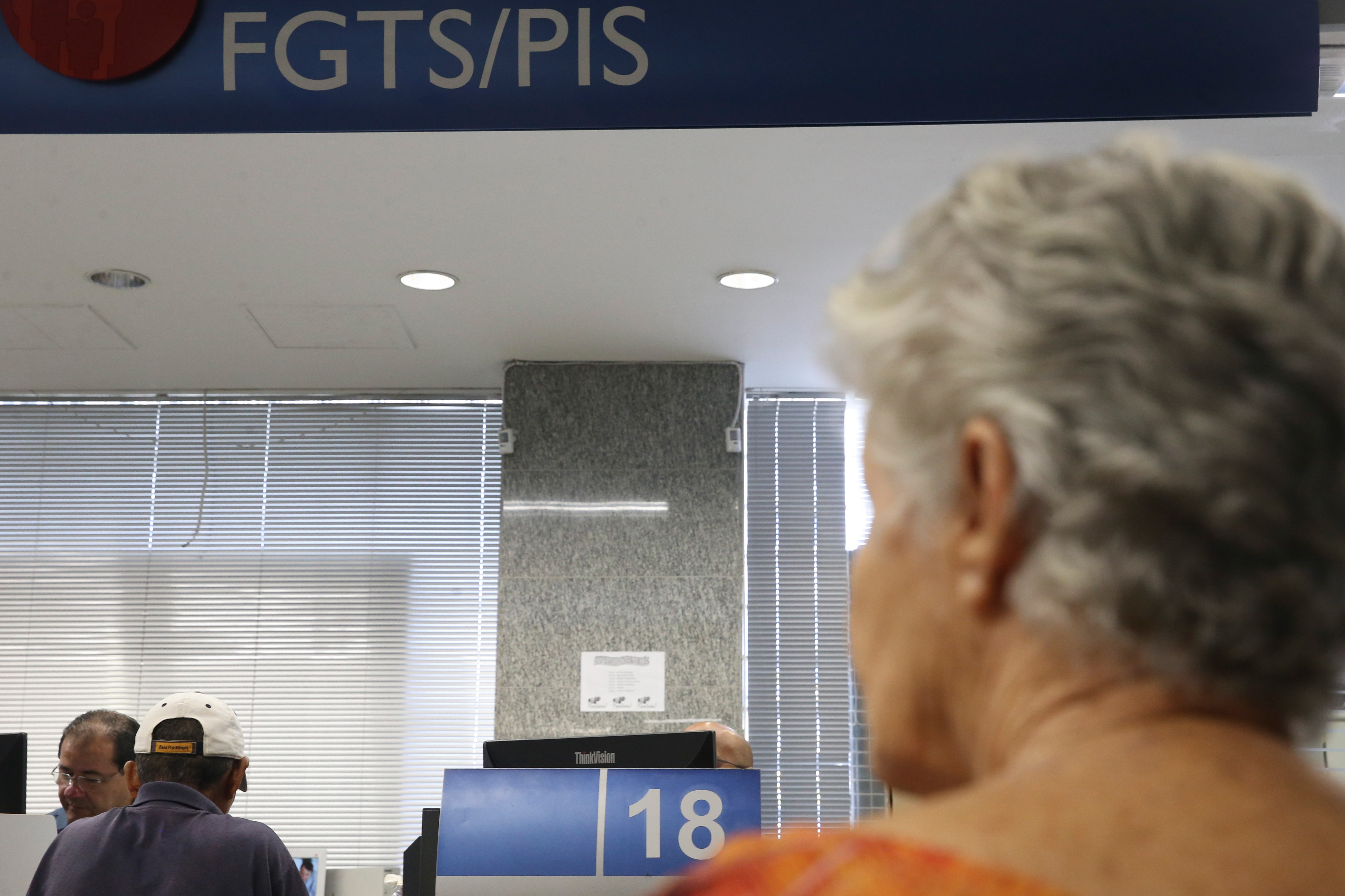 Um novo lote do dinheiro esquecido do antigo fundo PIS/Pasep começou a ser liberado, com saldo médio de cerca de R$ 2,8 mil por pessoa, já corrigido pela inflação. Quem trabalhou de carteira assinada ou foi servidor público entre 1971 e 1988 pode ter valores esperando para serem sacados.

A consulta é rápida e gratuita pelo site Repis Cidadão ou pelo aplicativo do FGTS, usando a conta gov.br nos níveis prata ou ouro. Pedidos feitos dentro do prazo caem direto na conta bancária ou em conta poupança social digital, conforme o calendário oficial de pagamentos.

E tem um detalhe que torna tudo urgente: se o ressarcimento não for solicitado até setembro de 2028, os valores são definitivamente incorporados ao Tesouro Nacional e não podem mais ser sacados. Milhões de trabalhadores ainda não sabem que estão deixando dinheiro real para trás.