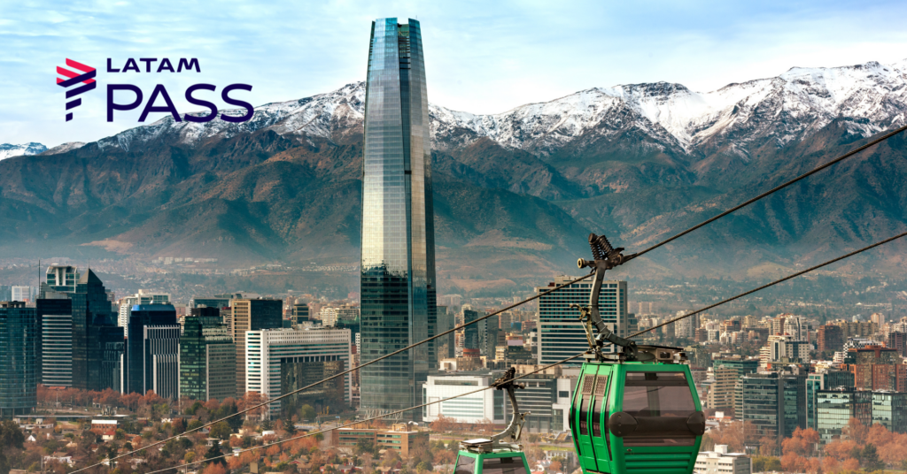 O LATAM Pass acaba de liberar uma oferta que coloca Santiago ao seu alcance. Bilhetes de ida e volta entre São Paulo (GRU) e Santiago (SCL) agora partem de apenas 17.749 milhas LATAM Pass + taxas, deixando uma das capitais mais vibrantes da América do Sul de repente acessível.

Sem milhas suficientes? A transferência da Livelo para o LATAM Pass está com 25% de bônus, válida só até hoje, e pode derrubar o valor efetivo da emissão para cerca de R$ 424 + taxas. Na modalidade pontos + dinheiro, o CPM fica em R$ 23,58, um dos melhores vistos nos últimos tempos, e o cartão LATAM Pass Itaú ainda pode somar até 40.000 pontos bônus.

Santiago, emoldurada pelos Andes, agrada todo tipo de viajante com estações de esqui, o litoral boêmio de Valparaíso e a herança de Pablo Neruda. Para gastar em dólar durante a viagem, uma conta global como a Nomad (código TWUSX2GB7T) ajuda a segurar os custos, e o Wise é uma ótima pedida para conversão de moeda e transferências internacionais.