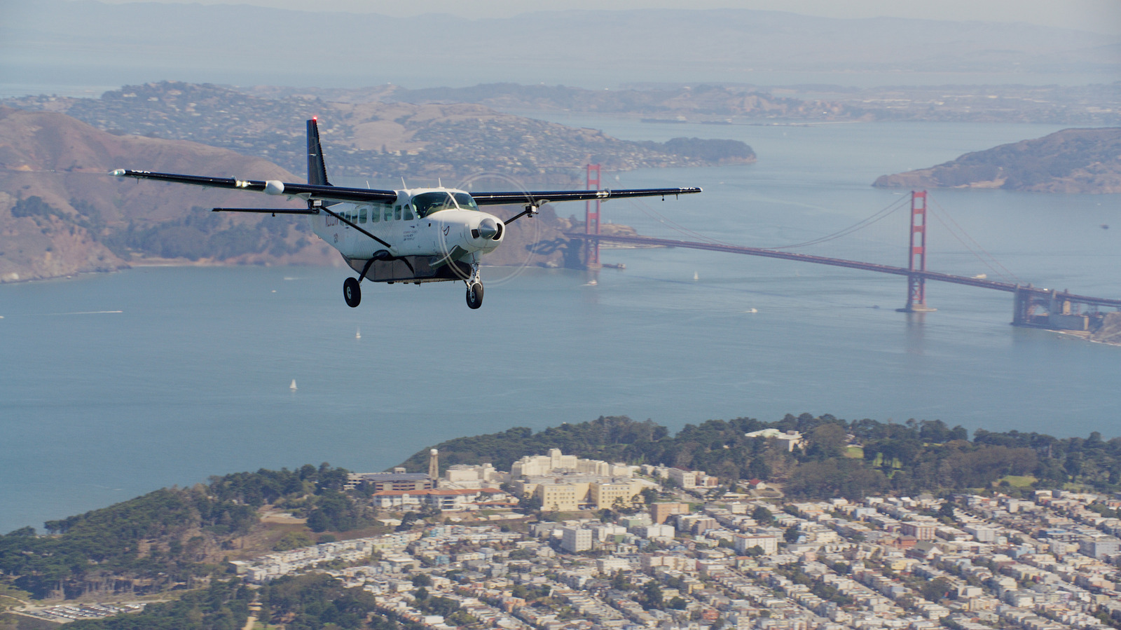 A Joby Aviation acaba de realizar o que chama de primeiro voo autônomo de costa a costa nos Estados Unidos. Um Cessna Caravan adaptado percorreu 3.199 milhas, de Buchanan Field Airport, na Califórnia, até Dare County Regional Airport, na Carolina do Norte, cuidando de táxi, decolagem, cruzeiro e pouso sem nenhum comando do piloto de segurança a bordo.

A empresa monitorou a aeronave remotamente da Califórnia e da Shaw Air Force Base, na Carolina do Sul. Embora a Joby seja mais conhecida por seus táxis aéreos elétricos, esse marco aponta para uma ambição maior: sistemas autônomos que podem ser instalados em aeronaves existentes para frete comercial, resposta a emergências e logística de defesa.

Agora, a aeronave vai voltar para o oeste, com paradas em Raleigh, Salt Lake City e Portland. É um lembrete forte de que a aviação autônoma está saindo da ficção científica para testes no mundo real, enquanto reguladores e público ainda debatem questões de segurança e impacto no trabalho.