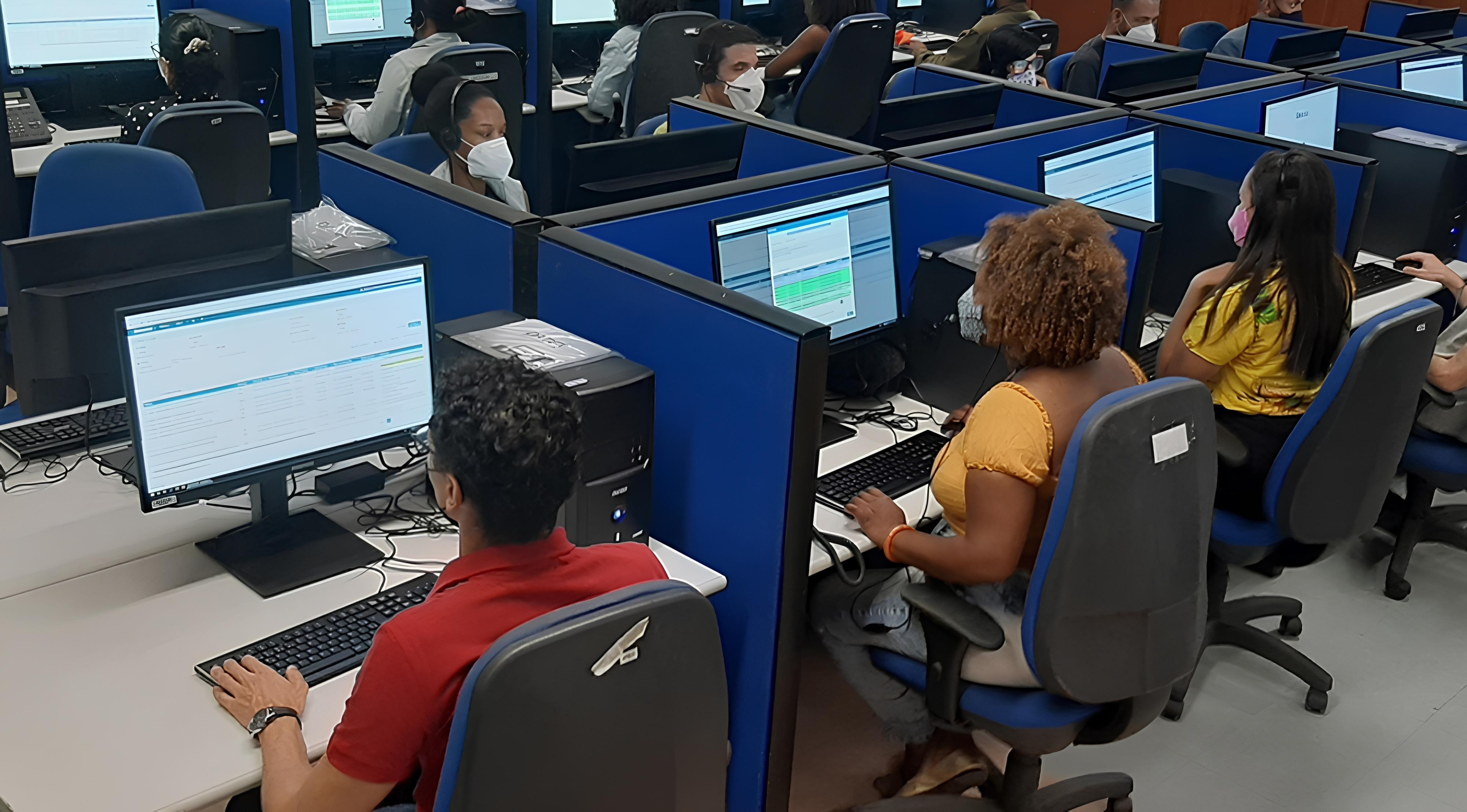 O IBGE foi autorizado a abrir processo seletivo simplificado para 325 vagas temporárias, sendo 276 para agente de pesquisa por telefone e 49 para supervisor de pesquisa por telefone. As contratações vão apoiar levantamentos que produzem indicadores essenciais sobre emprego, renda, atividade econômica e condições de vida da população brasileira.

O edital deve ser publicado em até seis meses, com prazo até abril de 2027. As inscrições ainda não estão abertas, e salários, escolaridade, formato das avaliações e cronograma só serão divulgados no documento oficial. É uma oportunidade relevante no setor público para fortalecer a produção de dados que orientam políticas e o debate nacional.