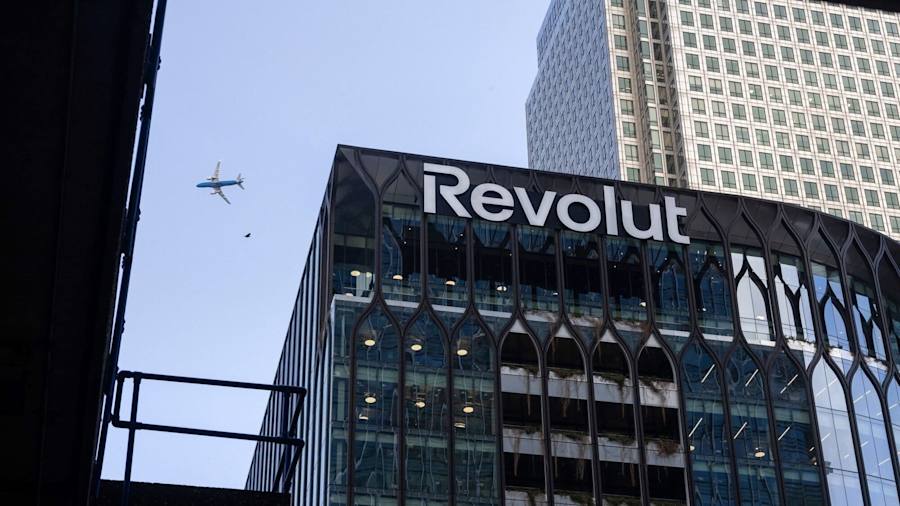 O Revolut garantiu oficialmente uma licença bancária na França, marcando um marco enorme para a gigante fintech e sua ambiciosa expansão europeia. Com essa aprovação, o Revolut poderá oferecer uma linha completa de produtos bancários diretamente aos clientes na França, um dos mercados financeiros mais importantes da Europa.

A licença é um passo fundamental na estratégia do Revolut para se tornar um banco verdadeiramente pan-europeu, indo além de suas raízes no Reino Unido e aproveitando a enorme demanda por banco digital na zona do euro. Para os fãs de fintech, esse é mais um sinal claro de que os bancos desafiadores vieram para ficar e estão remodelando o cenário financeiro.