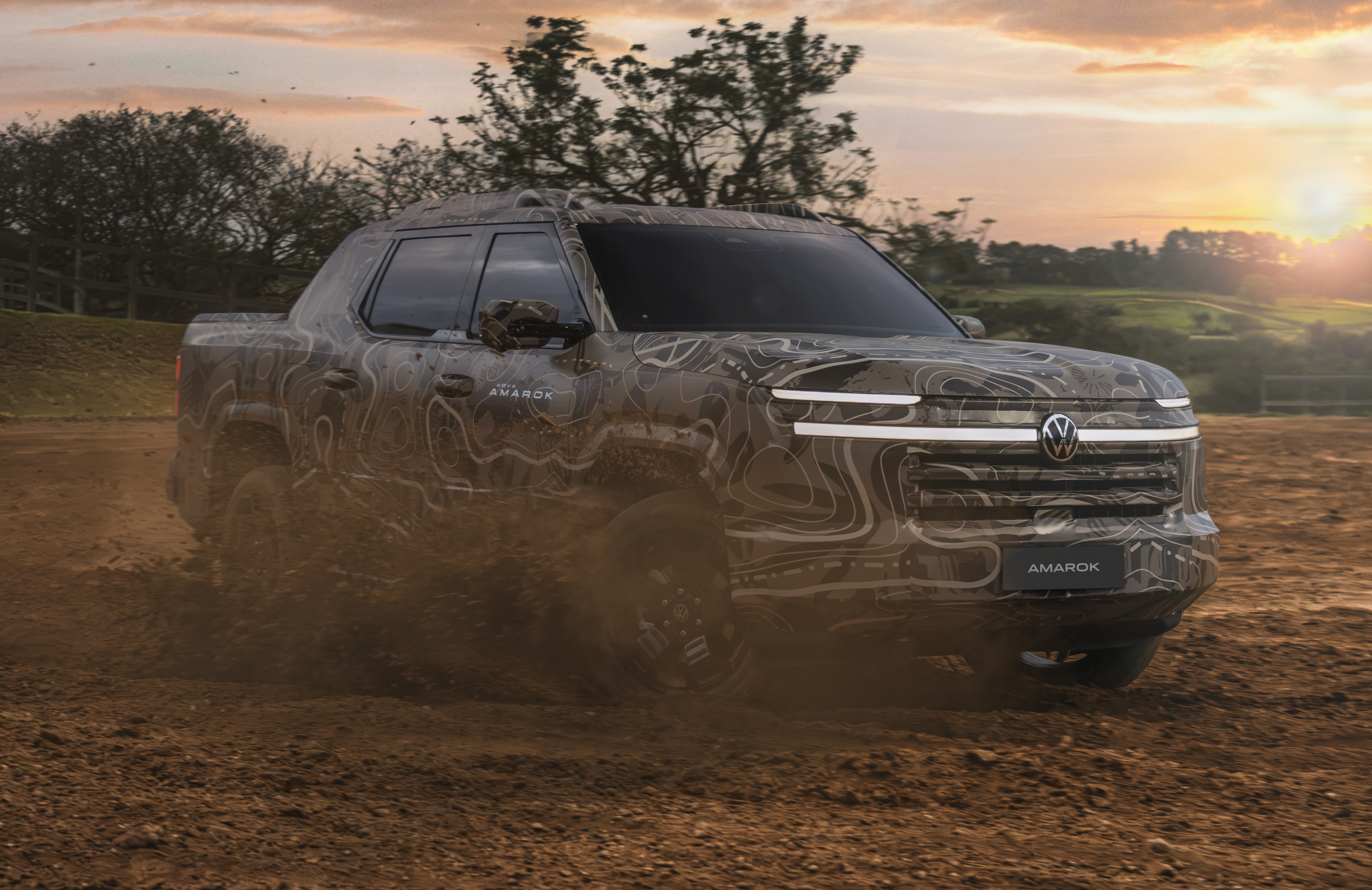 A Volkswagen acaba de dar uma prévia da nova geração da Amarok, e a expectativa só aumenta. Chegando em 2027, a picape foi desenvolvida pensando no consumidor sul-americano, com mais potência, eletrificação e um visual renovado. A atual versão 3.0 V6 turbodiesel entrega 258 cavalos, mas a nova proposta promete ir ainda mais longe.

E não é só a Amarok que vem por aí. A marca também apresentou a Tukan, nova picape produzida no Brasil com 76% de peças nacionais e baseada na plataforma MQB. São duas configurações: cabine dupla, com foco em conforto e tecnologia, e cabine simples, pensada para o uso profissional e transporte de carga.

Com R$ 20 bilhões em investimentos na América do Sul até 2028, a Volkswagen mostra que quer dominar o segmento de picapes. Se a Amarok já passou de 800 mil unidades produzidas na Argentina, a nova geração chega para escrever um capítulo ainda mais empolgante.