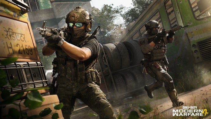 A Activision colocou um preço impressionante na trapaça em videogames: segundo a publisher de Call of Duty, o mercado global de cheats movimenta cerca de US$ 8,5 bilhões por ano com venda de contas, boosting e serviços de spoofing.

A equipe Ricochet afirma que assinaturas de cheats em apenas 15 jogos geram aproximadamente US$ 3,5 bilhões, e a Activision diz ter desarticulado mais de 375 revendedores, emitido mais de 80 notificações de cessação e desligado 31 fornecedores principais.

Mas enquanto a publisher trata a ofensiva como vitória para os jogadores, a mesma indústria segue pressionando desenvolvedores e consumidores com monetização sem fim. A luta contra trapaceiros é real, mas também revela quanto dinheiro e controle circulam no ecossistema corporativo dos games.