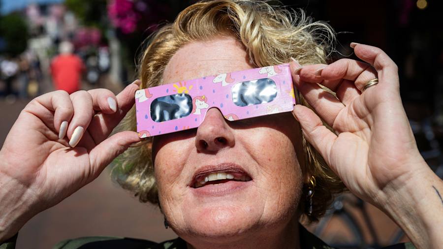 Observadores do céu em todo o hemisfério norte estão prestes a testemunhar um dos espetáculos mais incríveis da natureza: um eclipse solar total. Cientistas e curiosos se reúnem ao longo da faixa de totalidade para ver a Lua bloquear completamente o Sol, transformando o dia em crepúsculo em uma exibição cósmica de tirar o fôlego.

Mais do que uma maravilha visual, o eclipse oferece uma rara oportunidade para estudos científicos da corona solar, efeitos atmosféricos e comportamento animal. Se você estiver na faixa completa ou vendo um eclipse parcial, é um momento imperdível para quem olha para o céu com admiração.