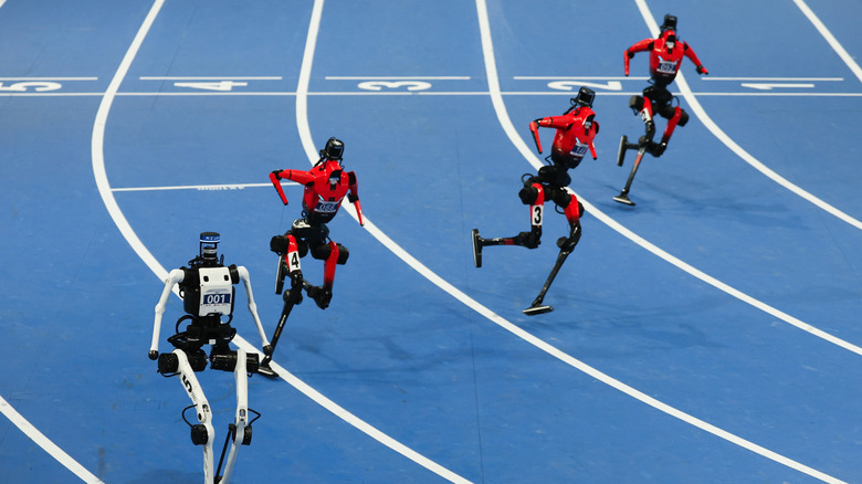 Robôs humanoides acabaram de superar uma marca lendária: o Tiangong Ultra completou os 100 metros rasos em 9,39 segundos no World Humanoid Robot Games, em Pequim, batendo o recorde de Usain Bolt (9,58 segundos). A ressalva? A competição é só entre robôs, e muitos ainda precisam de ajuda para não cair depois da linha de chegada.

Mesmo assim, a evolução é impressionante: no ano passado, o vencedor levou 21,5 segundos. Agora, as máquinas já correm abaixo dos 10 segundos, com o robô Lightning, da Honor, marcando 9,47. Os jogos seguem até o dia 26, com futebol, tênis de mesa e boxe robótico.
