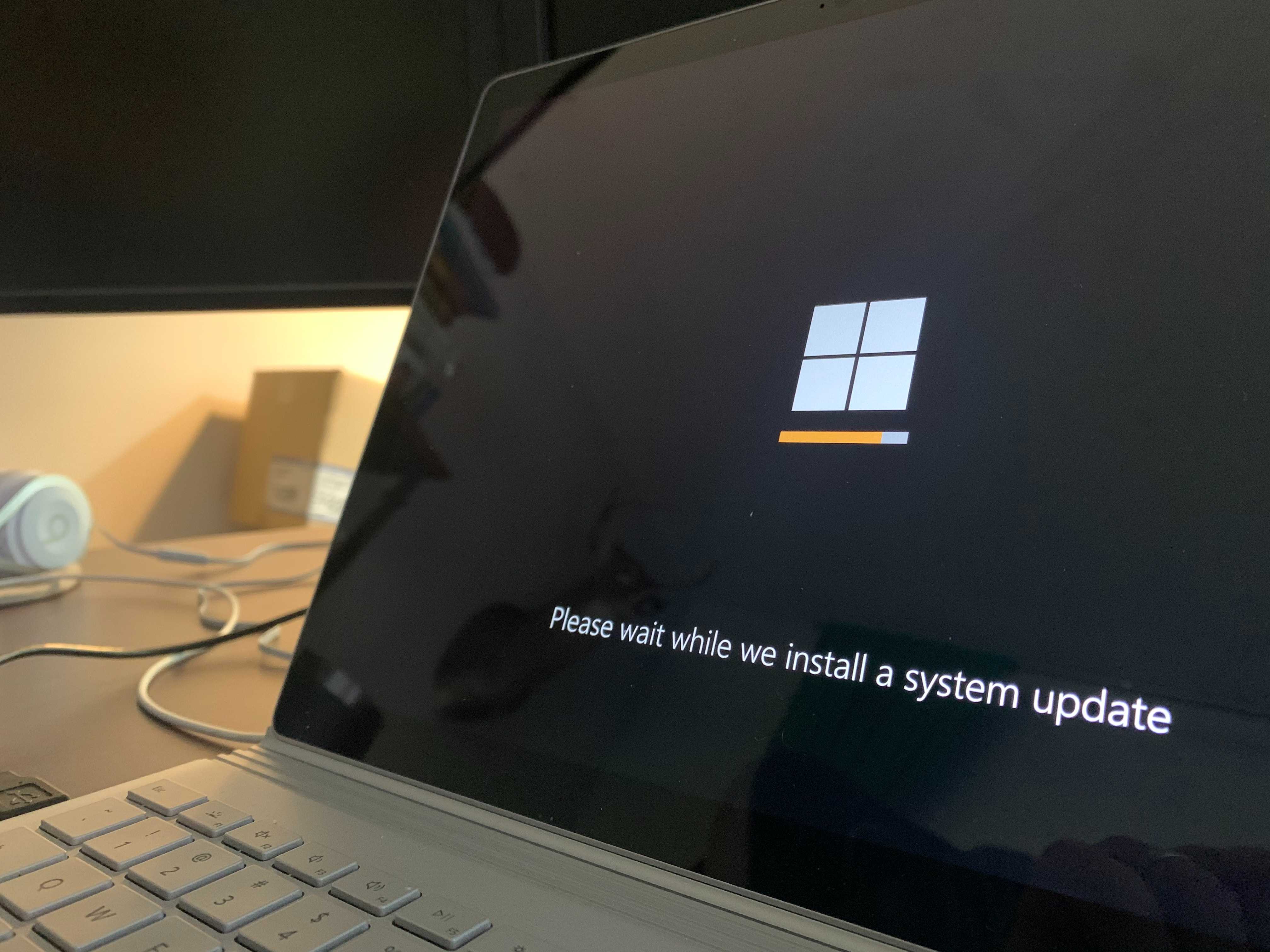 O Patch Tuesday de agosto chegou com tudo: são 751 correções de segurança, incluindo uma falha no Windows que já está sendo explorada ativamente por cibercriminosos. Um alerta sério para times de TI e para quem quer manter os dados protegidos.

As atualizações incluem correções críticas para Windows, Adobe, navegadores e softwares de produtividade. A recomendação é aplicar os patches o quanto antes para reduzir o risco de ransomware e ataques direcionados. Não deixe para depois.