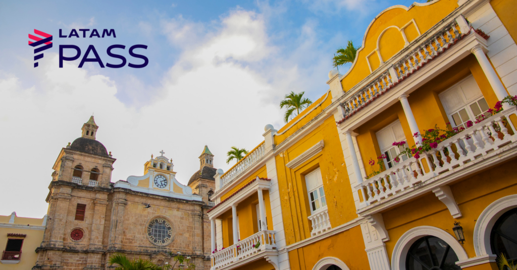 O LATAM Pass liberou uma oportunidade incrível: bilhetes de ida e volta entre São Paulo (GRU) e Cartagena (CTG) a partir de 30.199 milhas mais taxas. Os voos são operados pela LATAM, com conexão em Lima (LIM) na classe econômica, deixando o Caribe colombiano ao alcance de quem tem milhas. A volta está disponível apenas para assinantes, então confira sua conta antes de emitir.

Para turbinar o saldo, a transferência de pontos Esfera para o LATAM Pass está com 25% de bônus até sexta-feira às 23h59, além de 1.000 milhas extras para a primeira transferência. Quem precisar de mais milhas pode solicitar o cartão LATAM Pass Itaú e ganhar até 40.000 pontos bônus. Para gastos internacionais na Colômbia, Nomad (código TWUSX2GB7T) e Wise ajudam na conversão de moeda e em transferências globais.