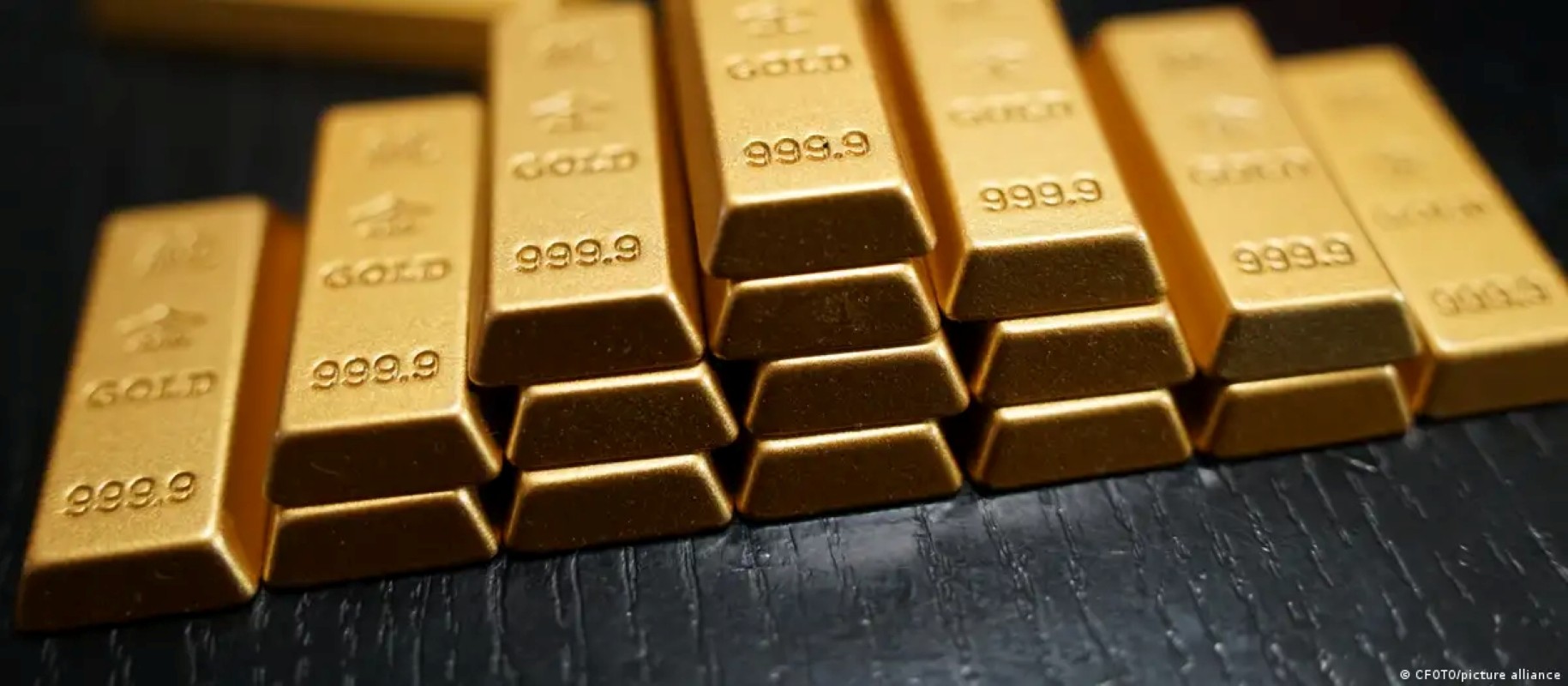 Uma rebelião financeira silenciosa está em curso. O banco central da Holanda transferiu cerca de 86 toneladas de ouro de Nova York para Londres, citando instabilidade geopolítica, e a França retirou sua reserva remanescente do Federal Reserve entre julho de 2025 e janeiro de 2026. Políticos da Alemanha e da Itália, donos da segunda e da terceira maiores reservas de ouro do mundo, agora pressionam pelo mesmo movimento.

A mensagem é direta: os governos não confiam mais em Washington para manter seus ativos estratégicos seguros e acessíveis. Com uma administração americana imprevisível, abertamente hostil à União Europeia e até ameaçando anexar parte da Groenlândia, guardar o ouro dentro das fronteiras dos EUA virou risco, não proteção.

Bancos centrais do mundo inteiro acumulam cerca de 1.000 toneladas de ouro por ano nos últimos quatro anos, o dobro do ritmo da década anterior, levando os preços a recordes históricos. O ouro voltou a ser o escudo definitivo em um sistema onde sanções, disputas legais e chantagem geopolítica podem congelar ativos da noite para o dia. A corrida para trazer o metal de volta para casa é um veredito sobre uma superpotência em decadência.
