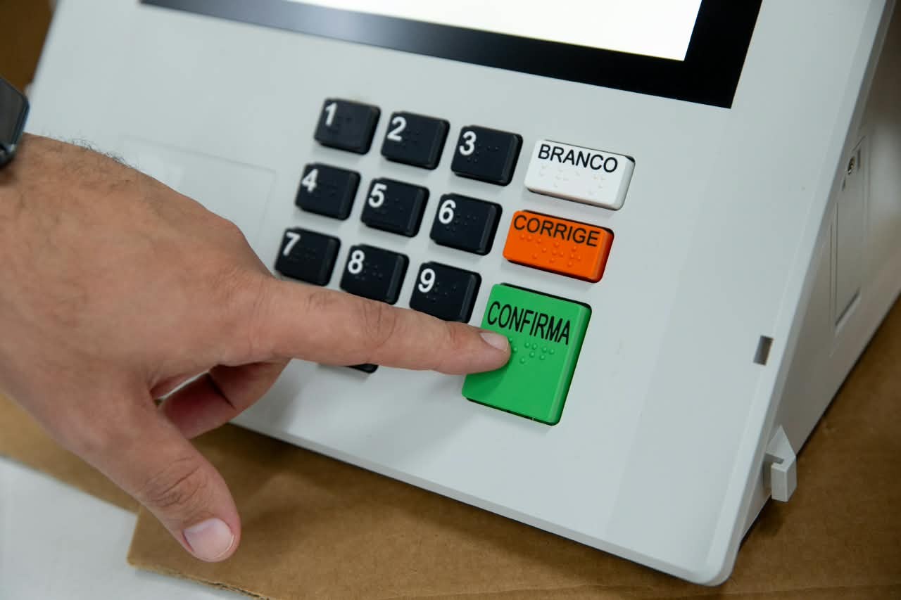 Quem faltou ao primeiro turno não está impedido de usar a votação do segundo turno como prova de vida. O INSS e a Justiça Eleitoral agora cruzam os dados automaticamente, sem necessidade de documentos ou ida a uma agência.

A integração já funcionou em 2024, quando cerca de 5 milhões de pessoas tiveram a prova de vida atualizada por meio das eleições. A regra é especialmente relevante para os mais velhos: quase metade dos eleitores com 70 anos ou mais faltou ao primeiro turno neste ano, e a abstenção chegou a 73 por cento entre os que têm 80 anos ou mais.

Votar não substitui a regularização da ausência, e não votar não bloqueia o benefício automaticamente. Ainda assim, a mudança mostra como o poder público pode alcançar as pessoas onde elas já estão, em vez de obrigá-las a enfrentar filas.