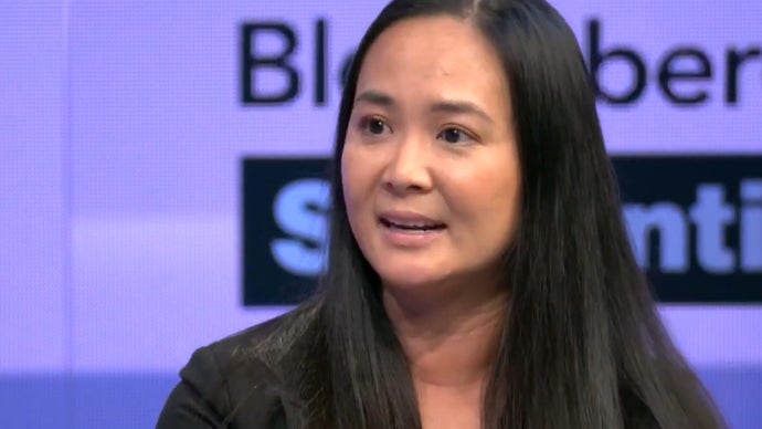 O primeiro COO do Xbox deixou a empresa após apenas três meses no cargo, com as responsabilidades divididas entre outros executivos até a nomeação de um sucessor. A saída acontece durante uma reestruturação brutal que já incluiu 3,2 mil demissões, a venda de cinco estúdios e pacotes de saída voluntária que chegam a 60 mil funcionários na Microsoft.

Relatos alegam que a saída estaria ligada a violações de políticas, enquanto a empresa afirma que não comenta questões pessoais. Para os trabalhadores do Xbox, é mais um sinal preocupante: a troca constante de liderança e o corte de custos sem fim estão sendo priorizados em vez de estabilidade, transparência e das pessoas que realmente fazem os jogos.
