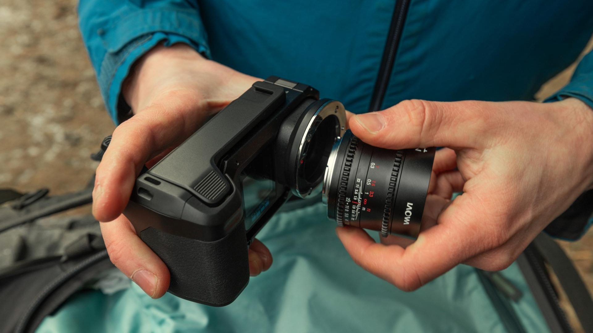 A GoPro acaba de elevar o nível das câmeras de ação. A Mission 1 Pro ILS é a primeira câmera da marca com lentes intercambiáveis em 24 anos, unindo o corpo compacto da GoPro ao padrão Micro Four Thirds. São 8K a 60 fps, 4K a 240 fps, sensor de 1 polegada e 50 MP, gravação em 10 bits, HDR HLG, GP-Log2 e taxa de bits de até 240 Mb/s.

Para criadores e profissionais, o modelo oferece ampliação de 8x na tela, focus peaking e estabilização HyperSmooth compatível com lentes MFT selecionadas. O módulo de mídia opcional adiciona entrada de microfone de 3,5 mm, áudio em 32-bit float, timecode e micro-HDMI. A Mission 1 Pro ILS chega ao Brasil em outubro por R$ 5.999.