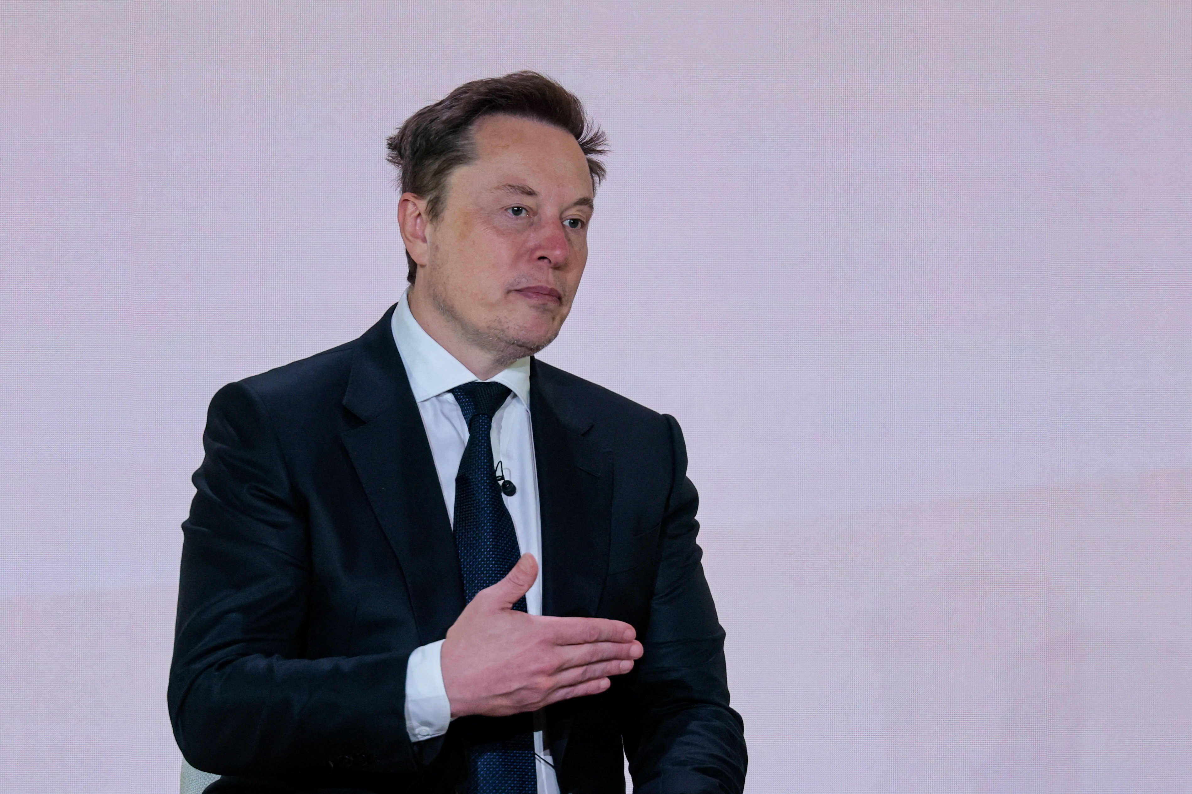 A SpaceX acaba de divulgar um trimestre bilionário: a receita chegou a US$ 14,58 bilhões, alta de 161% na comparação anual, e o lucro atingiu US$ 4,4 bilhões após prejuízo no mesmo período do ano anterior. O salto foi impulsionado por um crescimento de 830% na receita ligada a IA, puxado principalmente pelo aluguel de capacidade de data centers para empresas como Anthropic, Google e Reflection AI.

Com a Starlink em 13,6 milhões de assinantes e Elon Musk classificando uma fusão com a Tesla como uma boa ideia, embora diga que a decisão cabe aos comitês especiais, cresce a especulação sobre um gigante combinado SpaceX-Tesla. O mercado agora observa se a Starlink consegue manter o crescimento enquanto o desenvolvimento da Starship e os pesados investimentos em IA pressionam os custos.