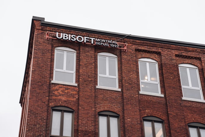 O sindicato dos trabalhadores da Ubisoft Montreal provou que a ação coletiva ainda tem força. Em menos de um dia, sua petição para preservar o trabalho híbrido ultrapassou 300 assinaturas, a maioria coletada presencialmente nos intervalos, dentro do estúdio. A mensagem é clara: os trabalhadores não vão aceitar em silêncio um retorno ao escritório imposto de cima para baixo por executivos que perseguem resultados trimestrais.

O sindicato denuncia o custo humano dessas políticas, citando pais e mães, pessoas com deficiência, trabalhadores que mudaram de país para manter o emprego e quem simplesmente rende mais em casa. O Game Workers Unite Montreal e a United Videogame Workers Union tratam a causa como uma luta por trabalho digno e justiça econômica, e depois da greve internacional de três dias em fevereiro, que reuniu pelo menos 1.200 participantes, essa petição mostra que a força de trabalho do setor não vai mais ficar calada.