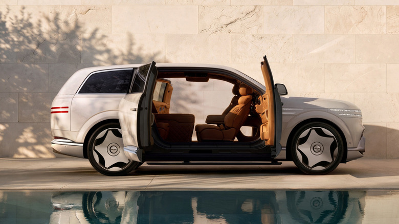 A Genesis acaba de revelar o GV90 NeoLun, um SUV elétrico de luxo que redefine sofisticação com um detalhe incrível: portas tipo coach que se abrem de forma ampla e independente. A engenhosa dobradiça de duplo movimento mantém a segurança e oferece uma presença digna da Rolls-Royce.

Por dentro, a cabine vira um cinema sobre rodas, com display cinematográfico de 24,6 polegadas, sistema de som Bang & Olufsen de 25 alto-falantes, bancos com massagem e piso de madeira com aquecimento radiante. Os bancos dianteiros podem girar 180 graus, transformando o carro em uma sala de estar para viagens inesquecíveis.

Com bateria gigante de 123,5 kWh, o GV90 NeoLun oferece até 311 milhas de autonomia e carrega de 10 a 80% em apenas 22 minutos. São 657 cavalos de potência e um design de tirar o fôlego para quem quer o futuro do luxo elétrico.