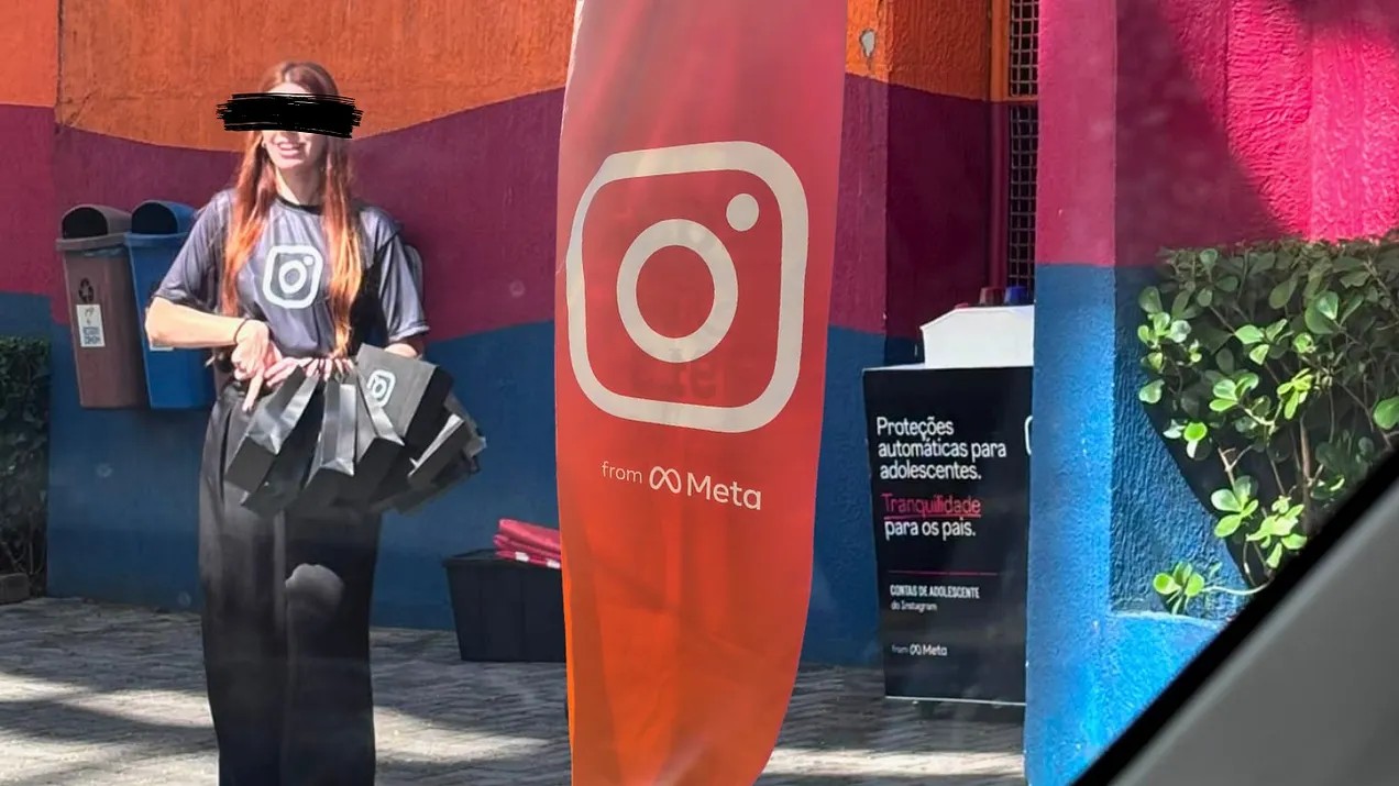 A Meta foi denunciada ao Ministério Público de São Paulo por três organizações de proteção a crianças e adolescentes depois de promover o Instagram em frente a escolas brasileiras. Instituto Alana, CTRL+Z e Plataforma 12 afirmam que a campanha fere o Código de Defesa do Consumidor ao explorar a falta de julgamento dos menores.

Segundo a denúncia, representantes da Meta montaram estandes e distribuíram brindes perto de colégios sem autorização das direções nem dos responsáveis, divulgando as 'Contas de Adolescente'. A empresa nega caráter comercial e diz que a ação foi educativa. O caso reacende o debate sobre os limites da publicidade de gigantes da tecnologia voltada a jovens.
