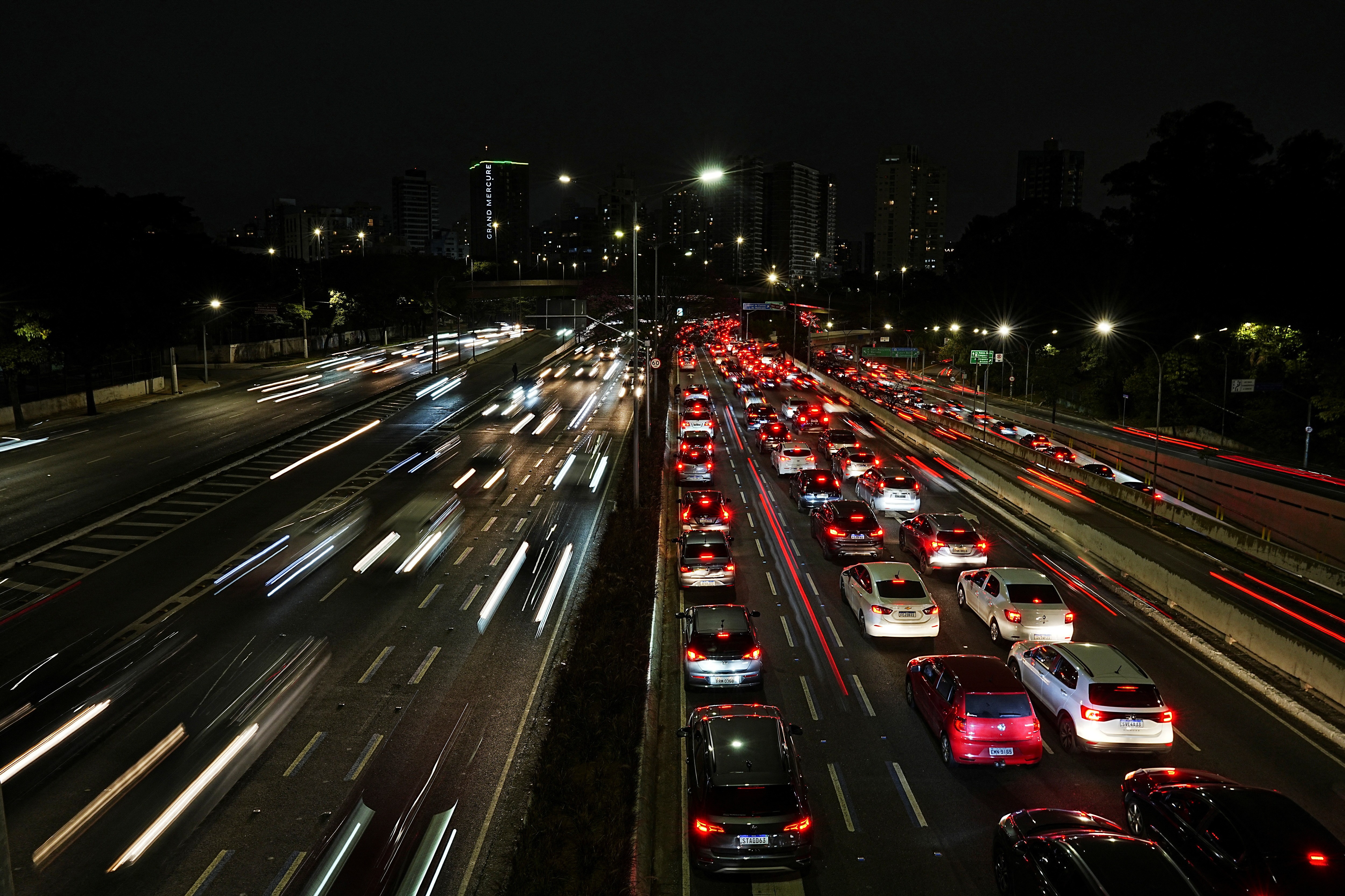 O mercado automotivo brasileiro acaba de registrar o melhor setembro da sua história, com as vendas de veículos novos subindo 1,15 por cento em relação a agosto e 8,32 por cento na comparação com o mesmo mês do ano passado. No acumulado de 2026, já foram emplacados 4,23 milhões de veículos, um salto de quase 15 por cento na comparação anual.

Só entre automóveis e comerciais leves foram 268.721 unidades em setembro, alta de 2,13 por cento sobre agosto e de 16,16 por cento sobre setembro de 2025. A concorrência acirrada e programas de estímulo como o Move Brasil e o Carro Sustentavel aparecem como os grandes motores desse desempenho, mesmo com um cenário de credito ainda desafiador.

O ranking escancara uma virada: a Fiat Strada lidera com 16.002 unidades, seguida pelo Volkswagen Polo com 11.095, enquanto o eletrico BYD Dolphin Mini avanca para o terceiro lugar com 9.385 unidades, mostrando que os modelos eletrificados ja sao concorrentes de peso no mercado de massa.