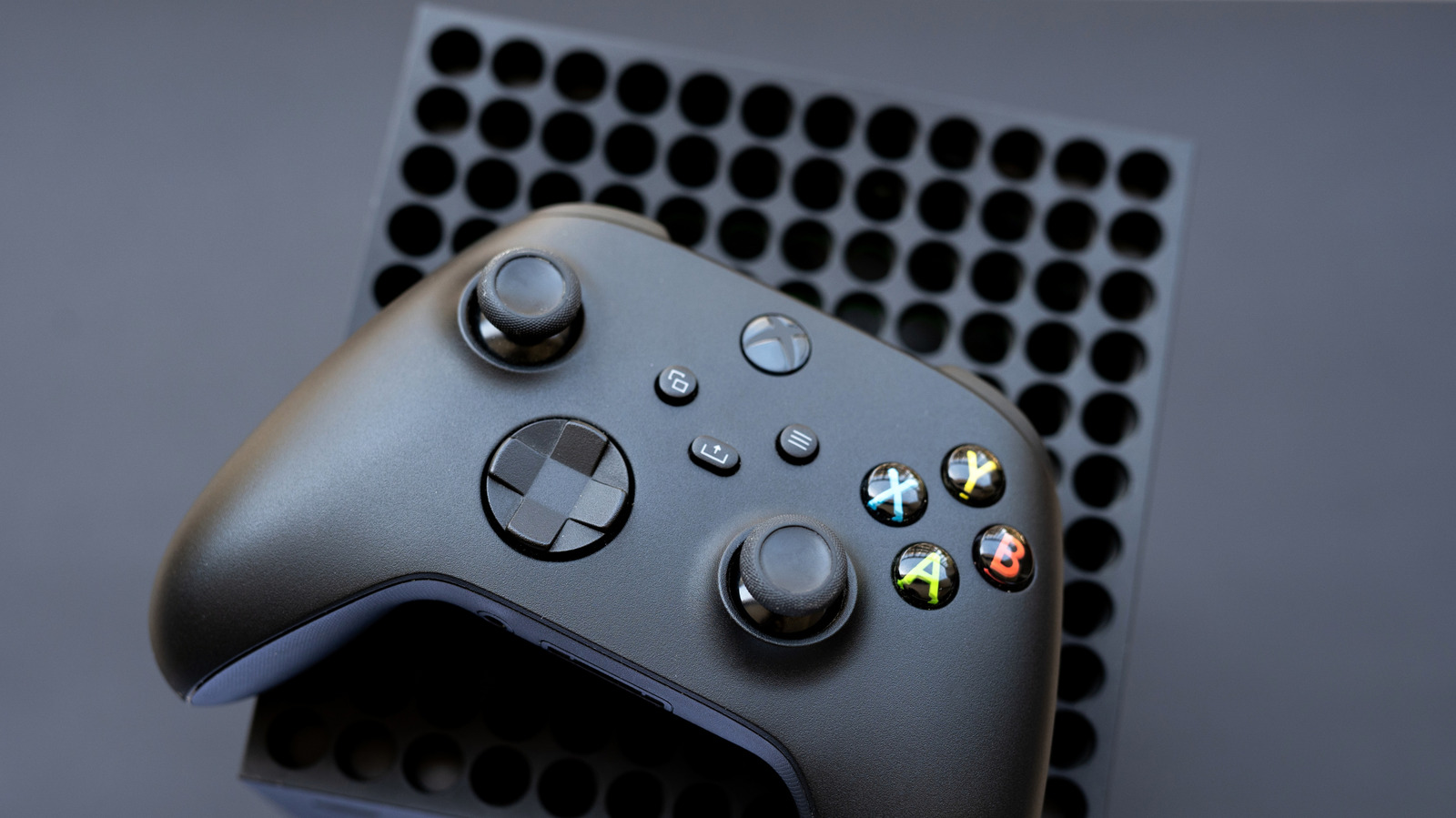 O Xbox Series X já passou dos seis anos e segue firme, sem dar sinal de cansaço. De acordo com a Engadget, o suporte de software contínuo e um projeto surpreendentemente reparável devem manter o console na ativa por muito tempo, rodando GTA VI e os grandes lançamentos que ainda estão por vir.

Essa longevidade importa mais do que nunca. Com os preços dos componentes disparando e uma nova geração batendo na porta, a jogada inteligente é cuidar e consertar o hardware que você já tem, em vez de ser empurrado para uma atualização cara. Limpar as entradas de ar, ficar de olho na fonte e trocar as peças que desgastam é melhor do que entregar ainda mais dinheiro para uma máquina corporativa que sobe preços para surfar na onda da IA enquanto fecha estúdios e demite desenvolvedores.

Para quem está entrando agora, o Series X continua sendo uma escolha poderosa e duradoura, provando que tecnologia resistente e consertável é o que os jogadores merecem.