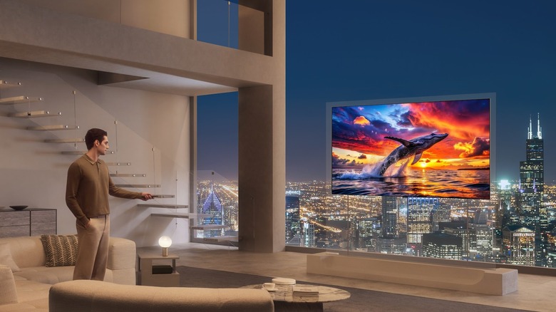 A LG está rebatendo com força uma reportagem bombástica que acusa suas smart TVs de capturarem discretamente o que acontece dentro da sua casa. A empresa insiste que suas TVs não gravam nem transmitem continuamente as conversas dos usuários e afirma que a privacidade é um princípio fundamental de seus produtos.

A investigação, um vídeo de 135 minutos do Gamers Nexus em parceria com o Level1 Techs e pesquisadores independentes de segurança, alega que as TVs podem captar áudio mesmo dormindo ou desconectadas da rede, além de coletar dados sensíveis como endereços de IP, localização geográfica e os nomes de redes WiFi e dispositivos próximos.

A LG diz que recursos como reconhecimento automático de conteúdo, reconhecimento de voz e publicidade personalizada são opcionais e vêm desligados por padrão, mas admite que nenhum produto conectado é totalmente imune a vulnerabilidades. A dica é clara: revise as configurações de privacidade e decida o quanto sua televisão deve saber sobre você.