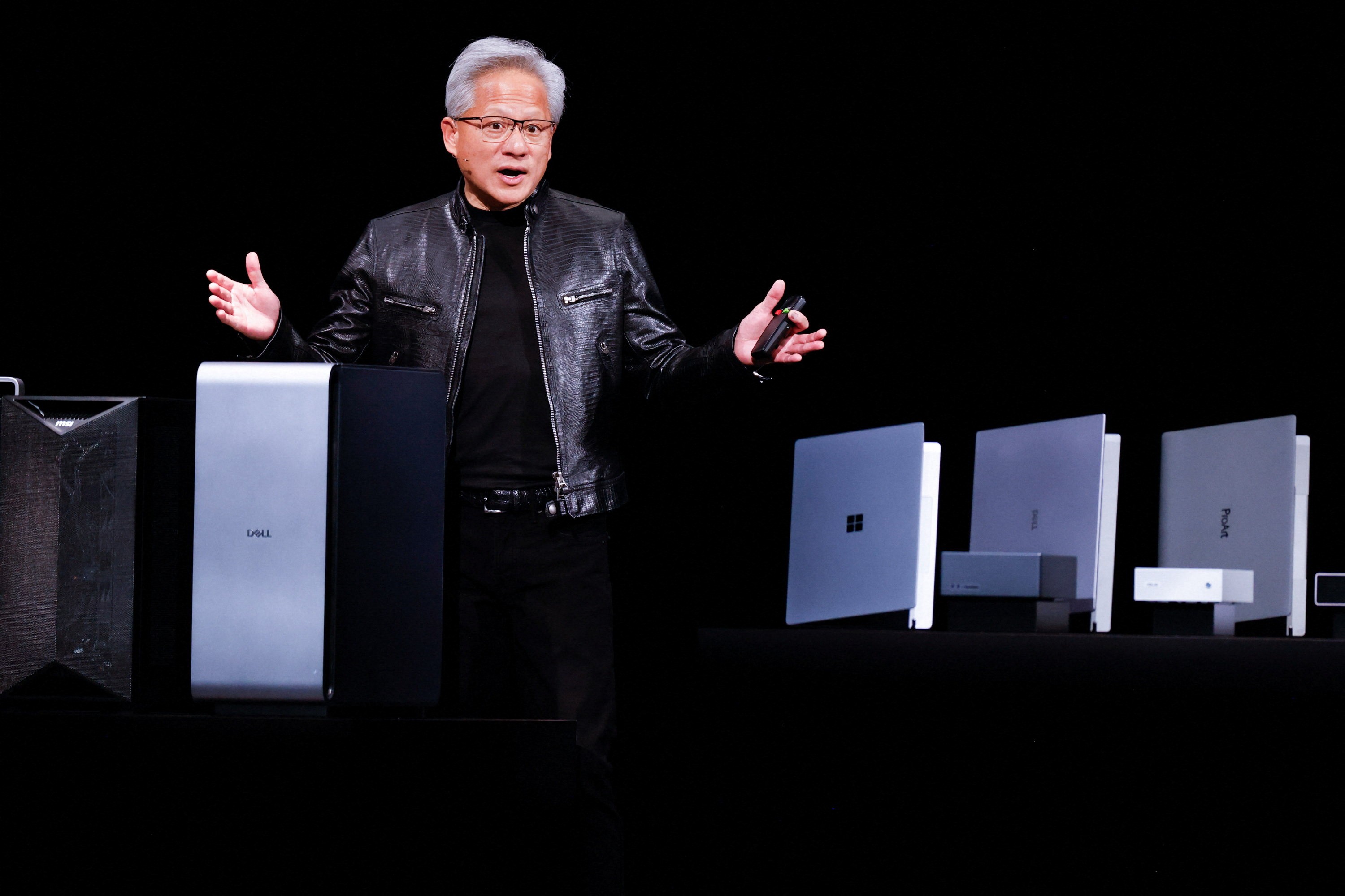 A Nvidia acabou de reescrever os livros de recordes. As ações da gigante dos chips atingiram uma nova máxima histórica no mercado americano, empurrando o valor de mercado da empresa para perto de impressionantes US$ 6 trilhões e elevando a fortuna pessoal de seu principal executivo acima da marca de US$ 200 bilhões.

A disparada é movida pelo otimismo incontrolável em torno da inteligência artificial. A Nvidia controla cerca de 80% do mercado de chips de IA de ponta, e suas GPUs movem desde o ChatGPT até as ambições de IA de Microsoft, Google, Amazon e Meta. O lucro trimestral chegou a US$ 58,3 bilhões, um salto impressionante de 211% em relação ao ano anterior.

Da lendária H100 à nova geração Blackwell, a demanda por esses processadores virou o coração pulsante da economia da IA. É também um lembrete duro de como os frutos do boom estão concentrados, com um círculo minúsculo de empresas e executivos capturando valor absurdo enquanto o restante da indústria se reorganiza ao redor delas.