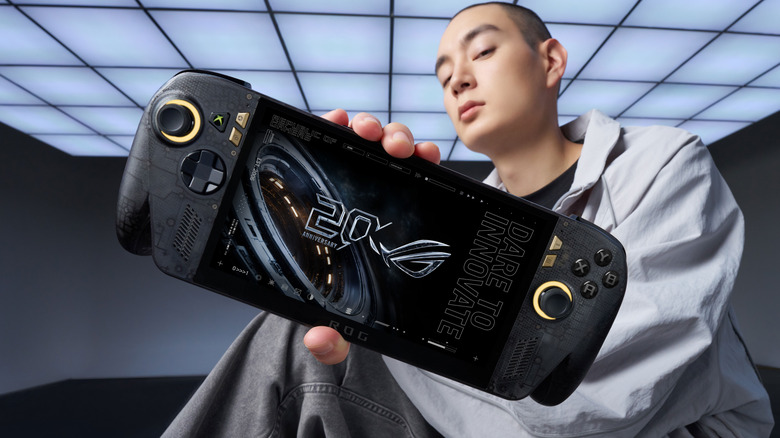 A ASUS está celebrando 20 anos da Republic of Gamers com o novo ROG Xbox Ally X20, um portátil gamer que chega com tela OLED de 7,4 polegadas e brilho de pico de até 1.400 nits. O visual translúcido com detalhes em dourado marca a edição de aniversário, mantendo o mesmo AMD Ryzen Z2 Extreme, 24 GB de RAM e bateria de 80 Wh que conquistaram os fãs do Ally X.

Além da tela, os novos joysticks magnéticos, os paddles personalizáveis e o contraste muito superior fazem deste um dos portáteis mais atraentes do mercado. As pré-vendas já estão abertas, com vendas oficiais a partir de 15 de outubro. É um presente e tanto para os 20 anos da ROG, mesmo com o preço mais salgado de US$ 1.300.