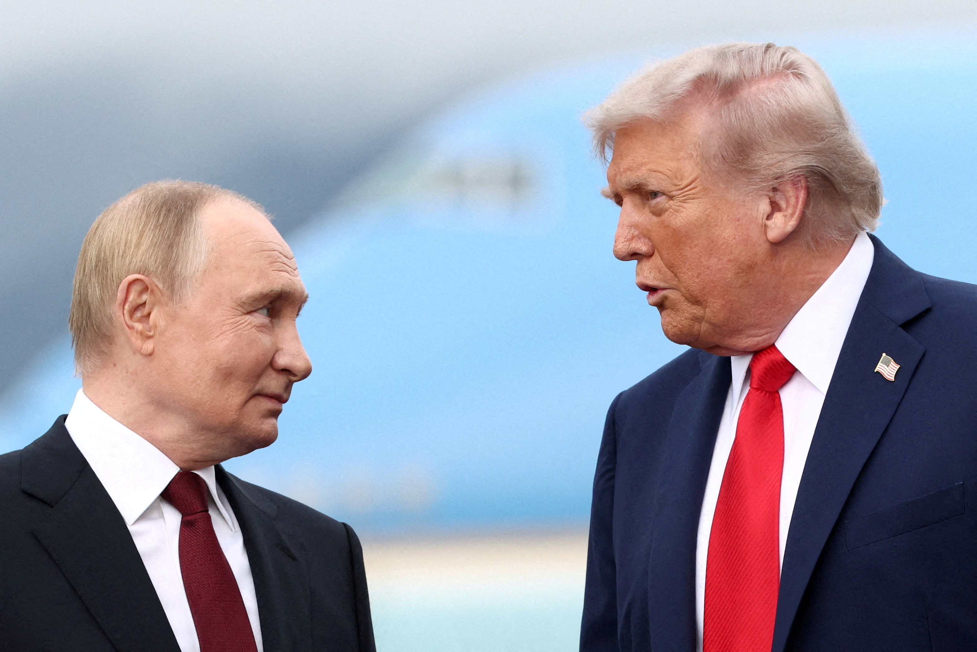 O secretário de Estado, Marco Rubio, confirmou que Donald Trump terá até 60 dias para decidir se reimpõe sanções à Rússia, depois de assinar uma ordem executiva que suspendeu penalidades e tarifas previstas na Lei Graham. A medida ocorre enquanto o presidente ucraniano, Volodymyr Zelensky, alerta que dar fôlego a Moscou só fortalece Putin e prolonga a guerra na Ucrânia.

Rubio também defendeu um acordo separado para importar diesel russo, apresentando-o como tática de pressão, mas críticos veem mais uma concessão a um regime imperialista. A suspensão das sanções é um presente perigoso para um governo que trava uma guerra brutal de agressão, e sinaliza que lucros e mercados de energia estão sendo priorizados em vez de vidas humanas e soberania.