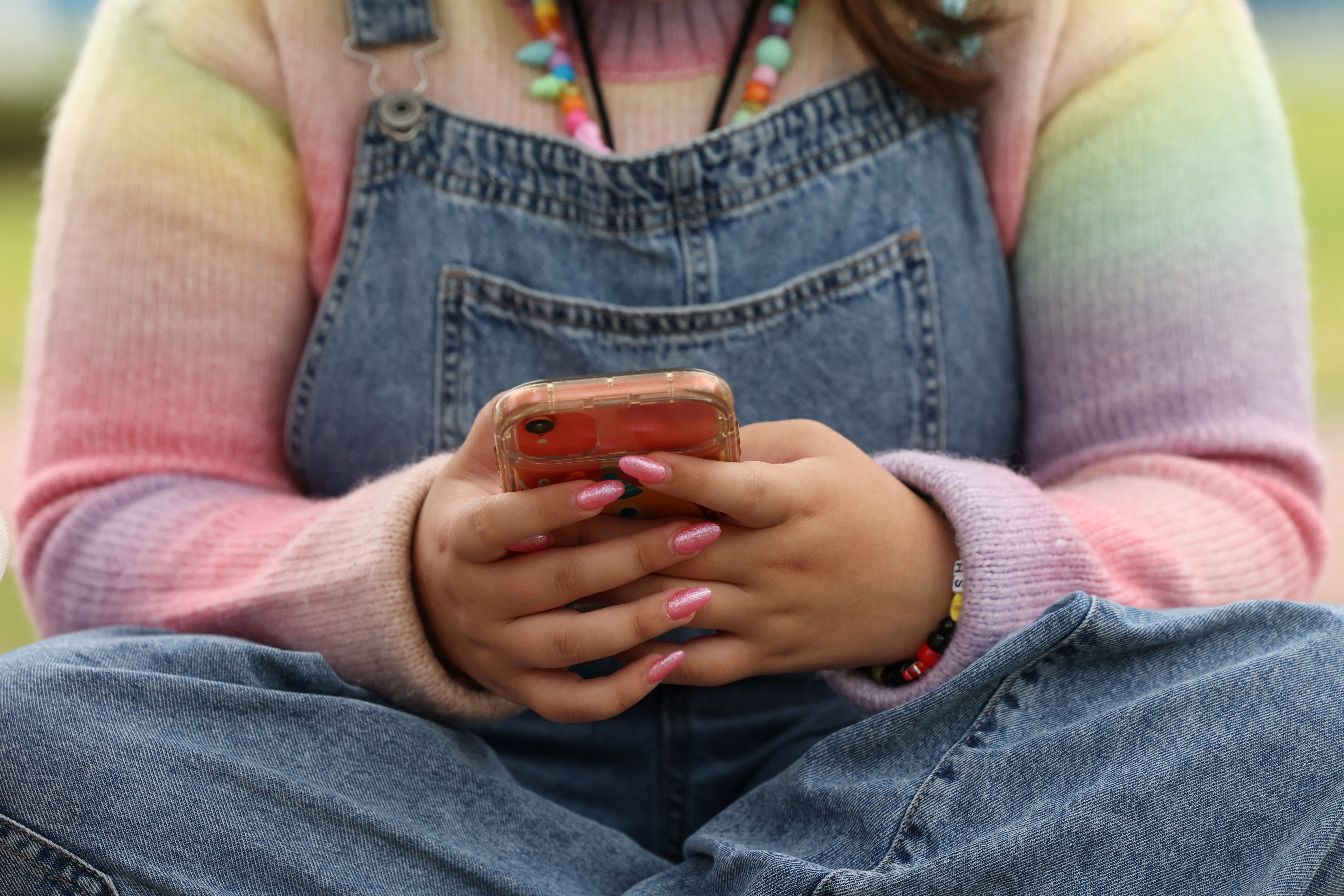 O Brasil está elevando o nível da proteção online para crianças e adolescentes. Com o ECA Digital, as redes sociais agora são obrigadas a publicar relatórios semestrais de transparência detalhando os canais de denúncia, o número de notificações recebidas e as decisões tomadas em cada caso.

O primeiro relatório, referente ao período de janeiro a junho de 2026, deve ser divulgado até 17 de setembro. A ANPD vai analisar os documentos para monitorar como as plataformas moderam conteúdo, identificam contas infantis e lidam com riscos. Um passo enorme para responsabilizar as big techs pela segurança dos usuários mais jovens.