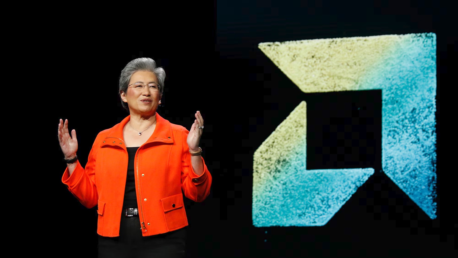 A AMD acaba de entrar para o clube do trilhão: seu valor de mercado passou de US$ 1 trilhão durante o pregão, após cinco dias seguidos de alta que levaram as ações acima de US$ 610 cada. O marco coloca a fabricante de chips no mesmo patamar dos gigantes da tecnologia e reduz a distância para sua rival mais direta.

O salto é impulsionado quase inteiramente pelos produtos de IA e pelo negócio de data centers da empresa, mesmo com a liderança alertando para um mercado de PCs mais fraco no restante do ano. Com a NVIDIA ainda avaliada em cerca de US$ 5,4 trilhões, a disputa pelo domínio dos chips de IA está apenas esquentando.