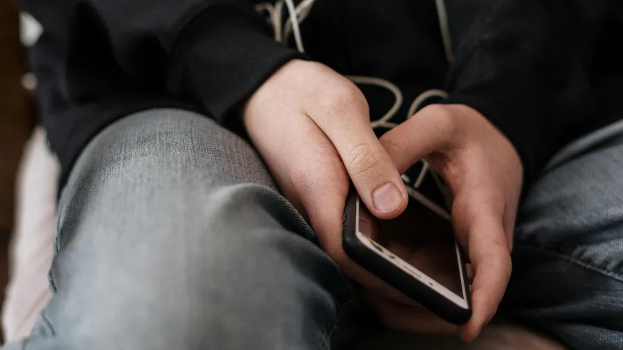 Um novo relatório do UNICEF estima que 15 milhões de crianças, em 21 países, foram expostas a conteúdo sexual indesejado on-line em apenas um ano. O levantamento também aponta que cerca de 20 milhões de crianças e adolescentes sofreram algum tipo de exploração ou abuso sexual facilitado pela tecnologia no mesmo período.

A maioria dos casos envolve pessoas próximas, e não estranhos: 57% das violações relatadas estavam ligadas a familiares, conhecidos ou parceiros. Redes sociais e aplicativos de mensagens foram o ambiente mais comum, enquanto os jogos on-line responderam por cerca de 14% dos incidentes no mundo. No Brasil, aproximadamente 3 milhões de crianças e adolescentes foram afetados, e menos de 1% dos casos foi denunciado.

O UNICEF alerta que os números reais podem ser ainda maiores e pede ações urgentes de governos e plataformas digitais para criar mecanismos de proteção, denúncia e acolhimento para crianças e adolescentes.