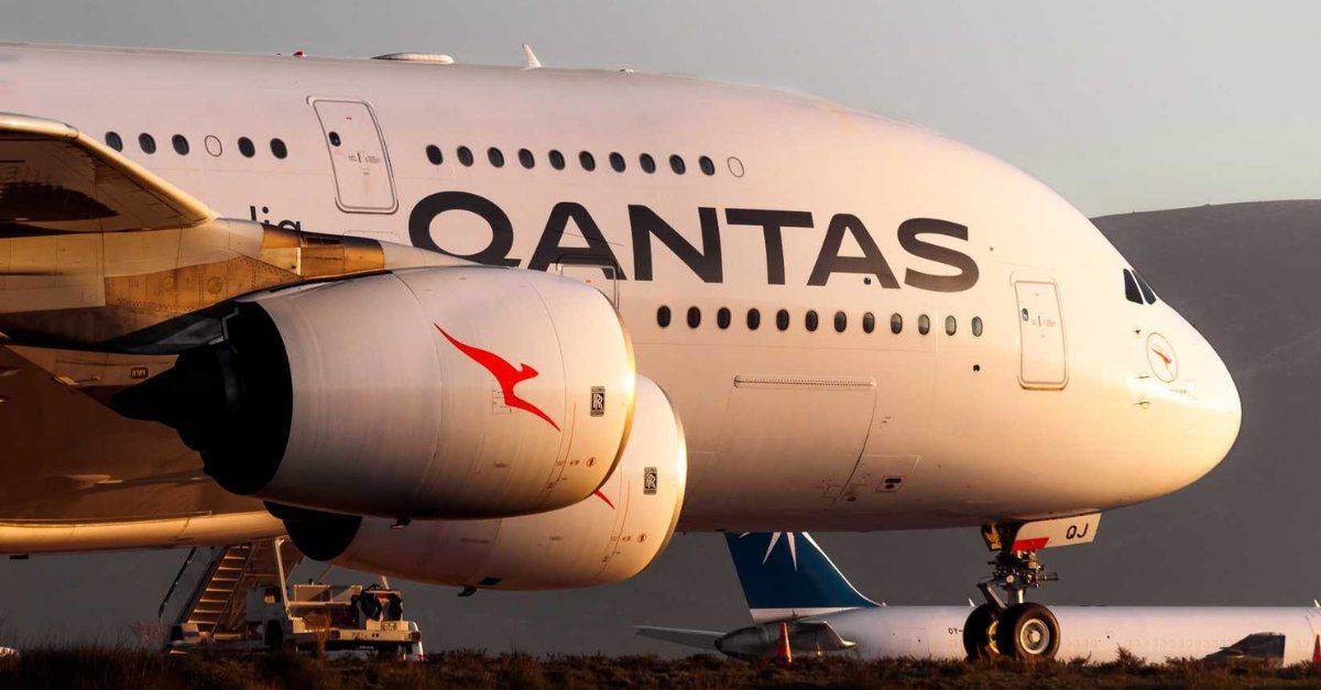 Viajantes, atenção: a Qantas lançou uma nova promoção para associados do Qantas Frequent Flyer, permitindo escolher entre pontos em dobro ou Status Credits em dobro em novas reservas de voos elegíveis. A oferta vale até 2 de setembro de 2026, com viagens entre 3 de setembro de 2026 e 14 de agosto de 2027.

Perfeita para quem quer turbinar o saldo de pontos ou alcançar o status Silver, lembrando que apenas membros Silver ou superior conseguem emitir passagens-prêmio na Primeira Classe da Emirates com pontos Qantas. Basta se registrar na campanha, fazer uma nova reserva e aproveitar.

Planejando uma viagem internacional? Combine sua estratégia de pontos com a conta em dólar da Nomad (código TWUSX2GB7T) ou o Wise para conversão de moeda com taxas justas.