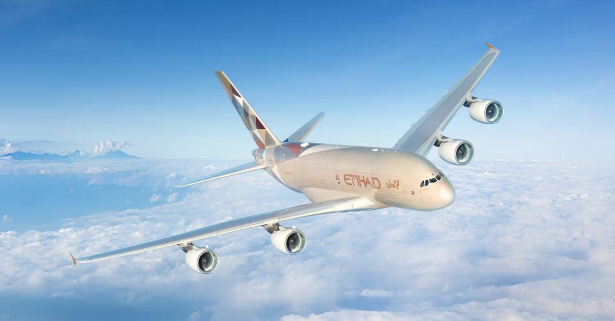 A Etihad Airways está mudando a forma de planejar viagens com o Etihad Escapes, uma plataforma nova que permite adicionar hotéis diretamente a uma reserva de voo já existente. Em vez de pular entre vários sites, o passageiro organiza tudo em um só lugar, com lançamento previsto para outubro.

A ambição vai muito além de um simples complemento. Em etapas seguintes, a plataforma permitirá pesquisar e reservar hotéis de forma independente, combinar serviços em uma única reserva e, futuramente, integrar-se ao aplicativo da Etihad e ao programa de fidelidade Etihad Guest. O grupo Expedia fornece o inventário de hotéis, a Juniper Travel Technology cuida da infraestrutura e a Miral Destinations conecta os clientes a experiências em Abu Dhabi.

A companhia apresenta o Etihad Escapes como o primeiro passo de uma experiência de viagem totalmente integrada, que pretende ampliar ao longo de 2027, indo muito além da venda de passagens. Para quem viaja com frequência e busca reservas sem atrito, essa é uma novidade para acompanhar de perto.
