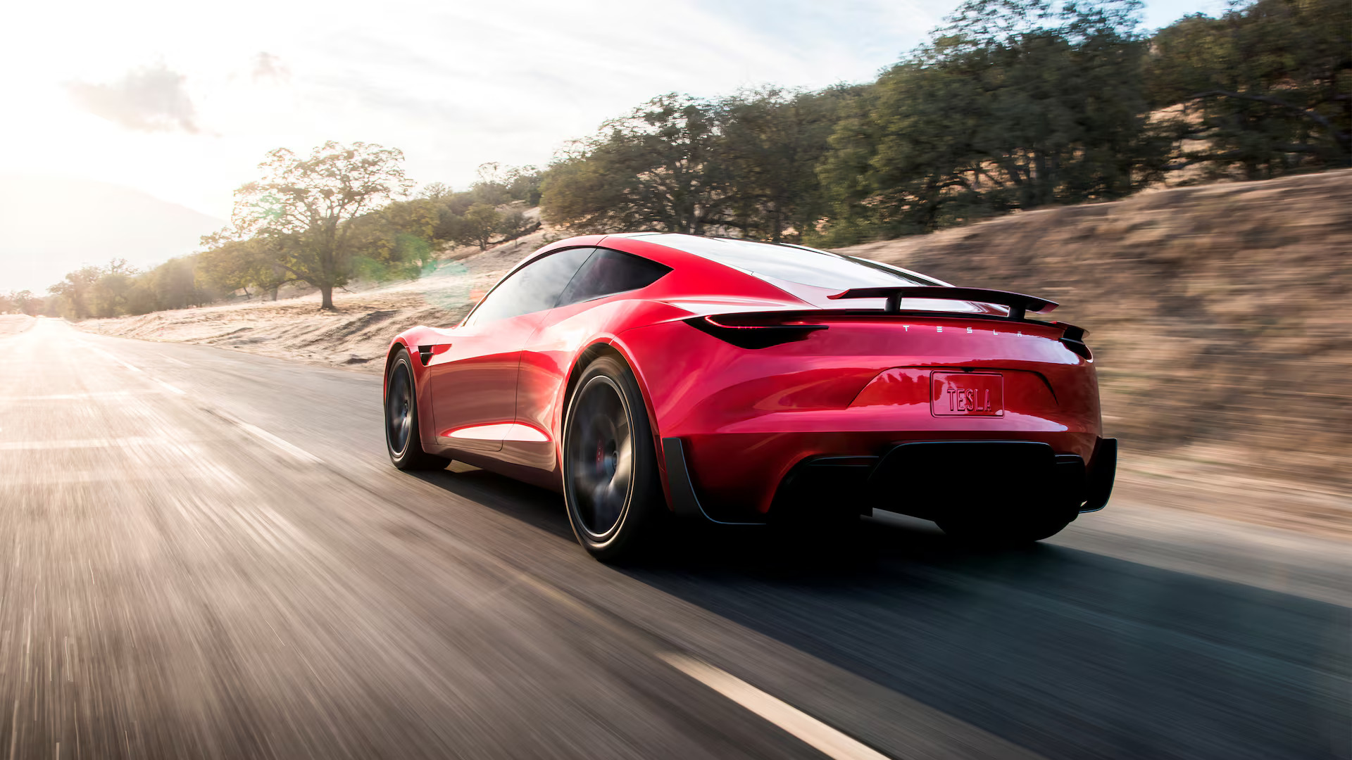 A Tesla está finalmente revelando seu aguardado Roadster de segunda geração, um carro anunciado ainda em 2017 e depois enterrado sob anos de atrasos na produção. O evento desta noite, no Texas, promete enfim respostas reais sobre o esportivo elétrico de alto padrão que os fãs esperam há quase uma década.

As pré-encomendas originais pediam nada menos que 200 mil dólares, com uma edição Founders Series a 250 mil dólares. Esse patamar coloca o Roadster na zona dos supercarros, então a pressão é enorme para a Tesla justificar o hype com especificações de peso e um cronograma crível.

A transmissão acontece ao vivo na conta oficial da Tesla no X, e o vídeo completo continua disponível como VOD depois. Se a empresa soltar algum anúncio bombástico, pode apostar que vai repercutir rapidamente no mundo da tecnologia e do automóvel.