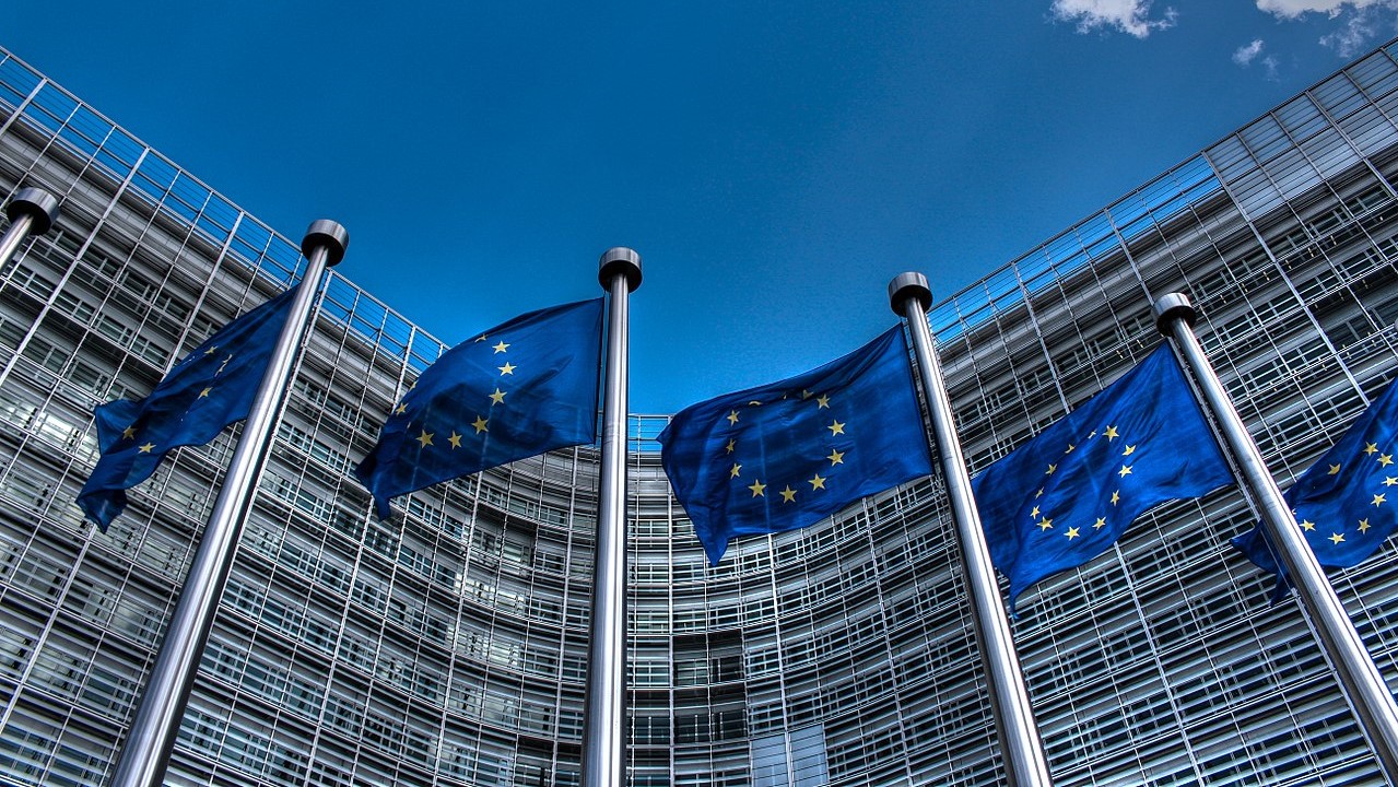 A União Europeia prepara uma das regras de proteção digital infantil mais amplas já vistas. Um documento preliminar da Comissão Europeia, apelidado de EU Kids Act, pretende restringir o acesso de menores de 15 anos a chatbots de IA e plataformas sociais, com um sistema progressivo que começa com bloqueio total para crianças de até 3 anos.

Pelo texto, crianças de 3 a 12 anos só teriam contas administradas pelos pais em serviços infantis homologados, enquanto adolescentes de 13 a 14 anos dependeriam de autorização dos responsáveis para se cadastrar. A partir dos 15, os jovens poderiam criar e gerenciar os próprios perfis sem supervisão.

A proposta mira gigantes como Alphabet, ByteDance, Meta e OpenAI, obrigando-as a implementar verificação de idade, remover mecanismos viciantes e pagar uma taxa de supervisão para financiar a fiscalização. O texto ainda será apresentado oficialmente e precisará passar pelo Parlamento Europeu e pelos governos dos 27 países.