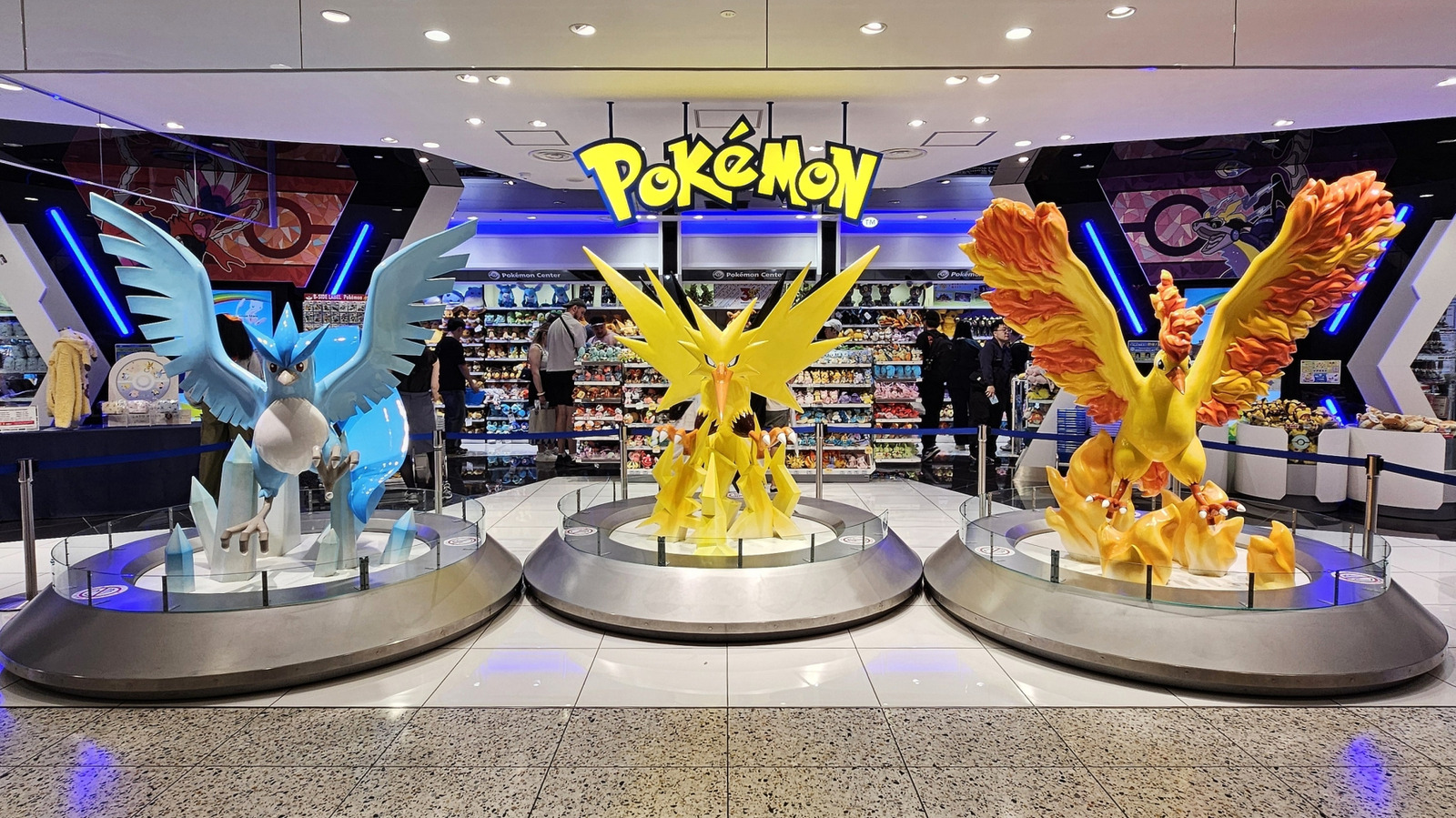 A Pokémon Company confirmou sua primeira loja permanente fora da Ásia, com uma unidade em Londres prevista para abrir até 2029. O anúncio marca uma grande expansão da marca, que até hoje dependia de pop-ups e dos Pokémon Centers asiáticos para receber fãs presencialmente.

Os visitantes podem esperar mercadorias exclusivas e experiências imersivas, como nos eventos temporários que já passaram por Londres. Novas localizações devem ser reveladas no futuro. A empolgação é enorme, mas vale lembrar: o crescimento do mercado de jogos precisa valorizar quem cria e mantém essas franquias vivas.