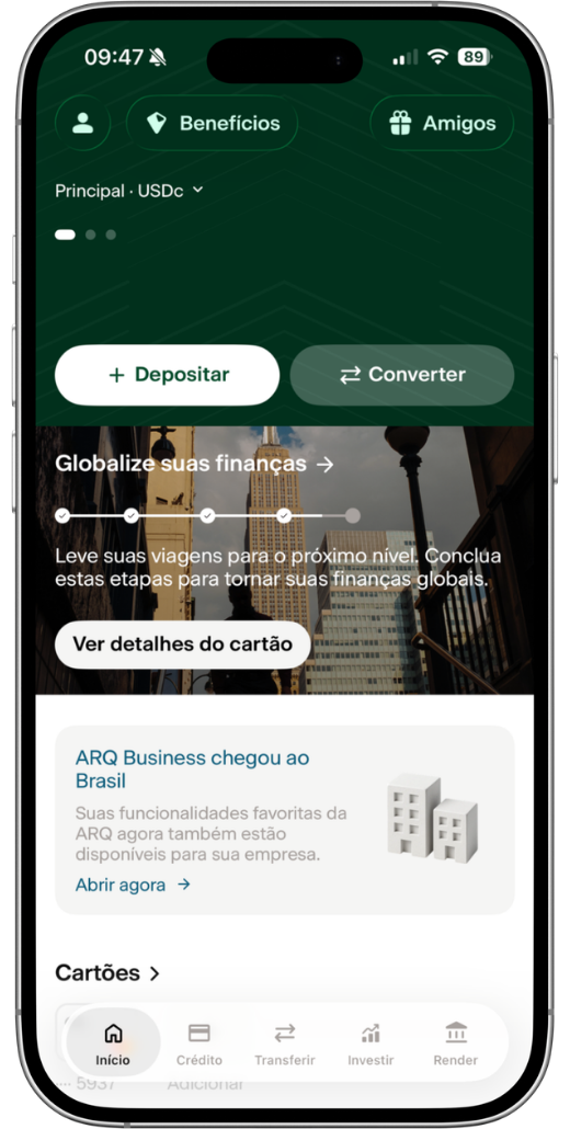 Conheça o ARQ, uma conta premium 100% digital para quem vive entre o Brasil e o mundo. A grande sacada é a conversão de reais em dólares ou euros digitais com apenas 0,5% de taxa, enquanto soluções tradicionais cobram bem mais caro.

O ARQ também inclui cartão global para gastos no exterior, transferências internacionais e uma área de investimentos: saldo em reais rendendo até 120% do CDI, dólares digitais com rentabilidade de até 4,5% ao ano e acesso a ações e ETFs internacionais na palma da mão.